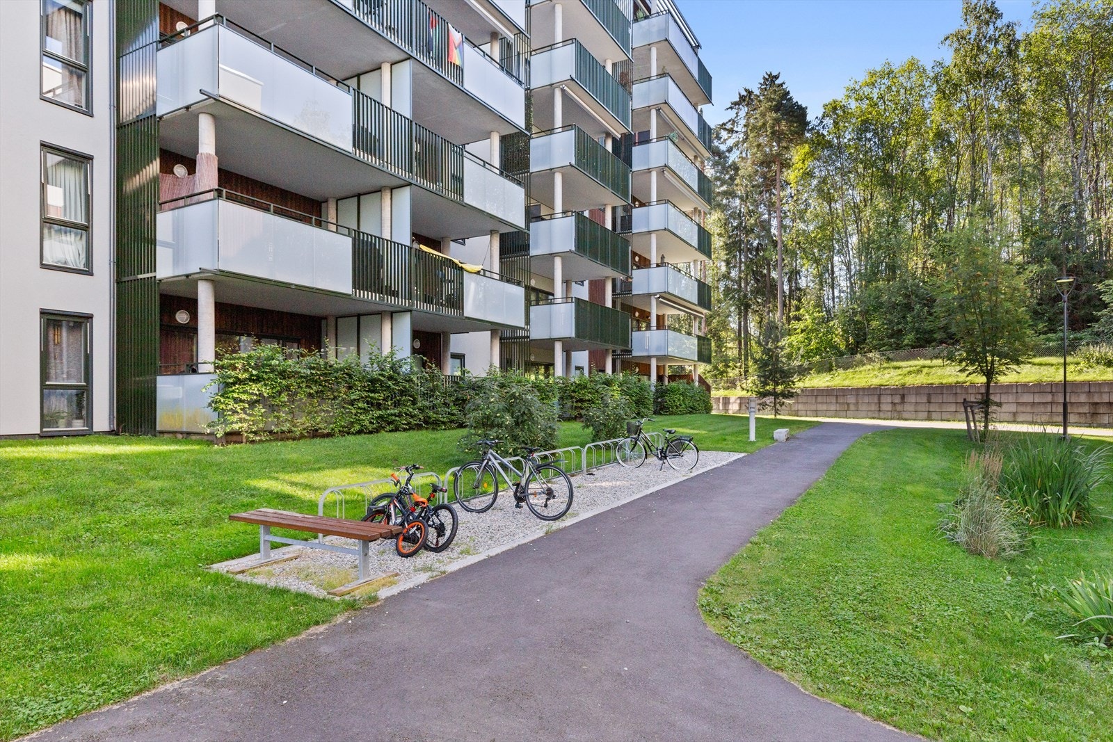 Store fine grøntarealer rett utenfor leiligheten. Galleribilde