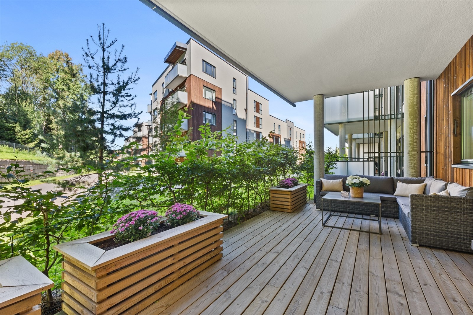 Hyggelig grøntområdet rett fremfor terrassen. Galleribilde