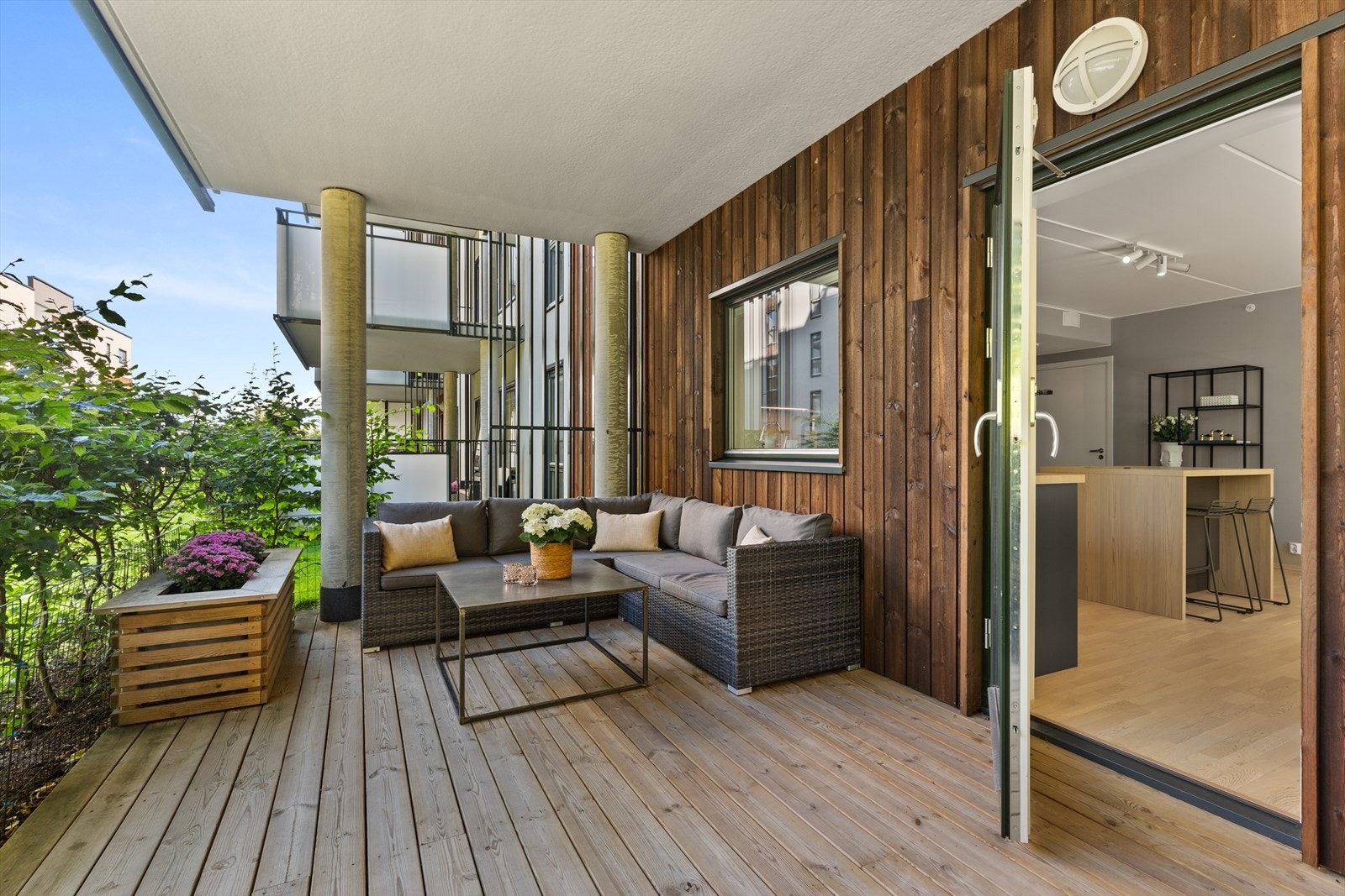 Nordvestvendt markterrasse på hele 21 kvm med kveldssol, terrassen har god plass til møblement og grill. Galleribilde