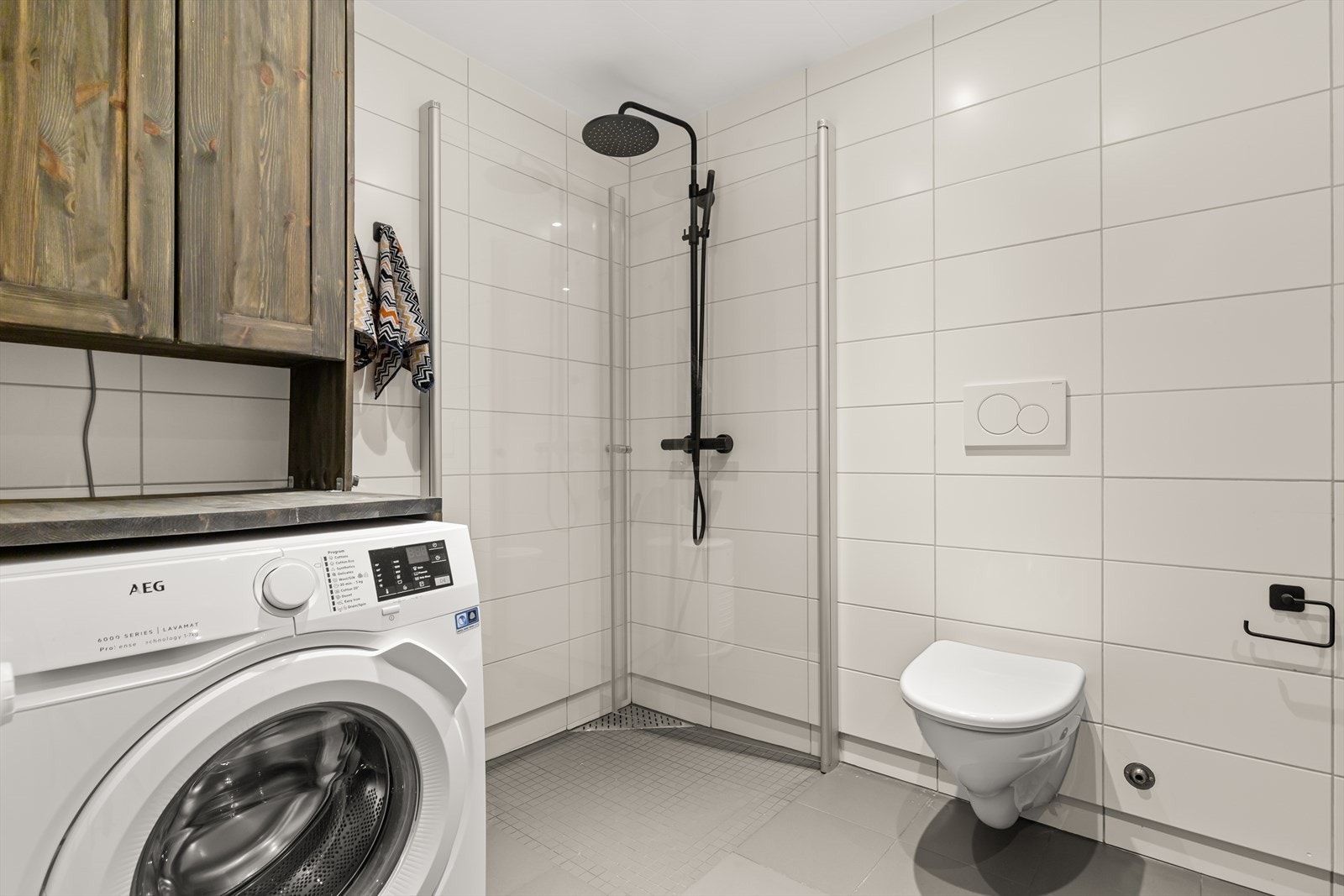 Hovedbadet er av god størrelse med innfellbar dusjnisje, vegghengt wc, flotte detaljer, opplegg for vaskemaskin og tørketrommel. Galleribilde