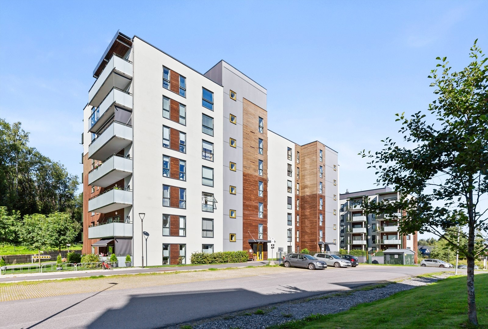 Medfølger en garasjeplass og gjesteparkeringer. Galleribilde
