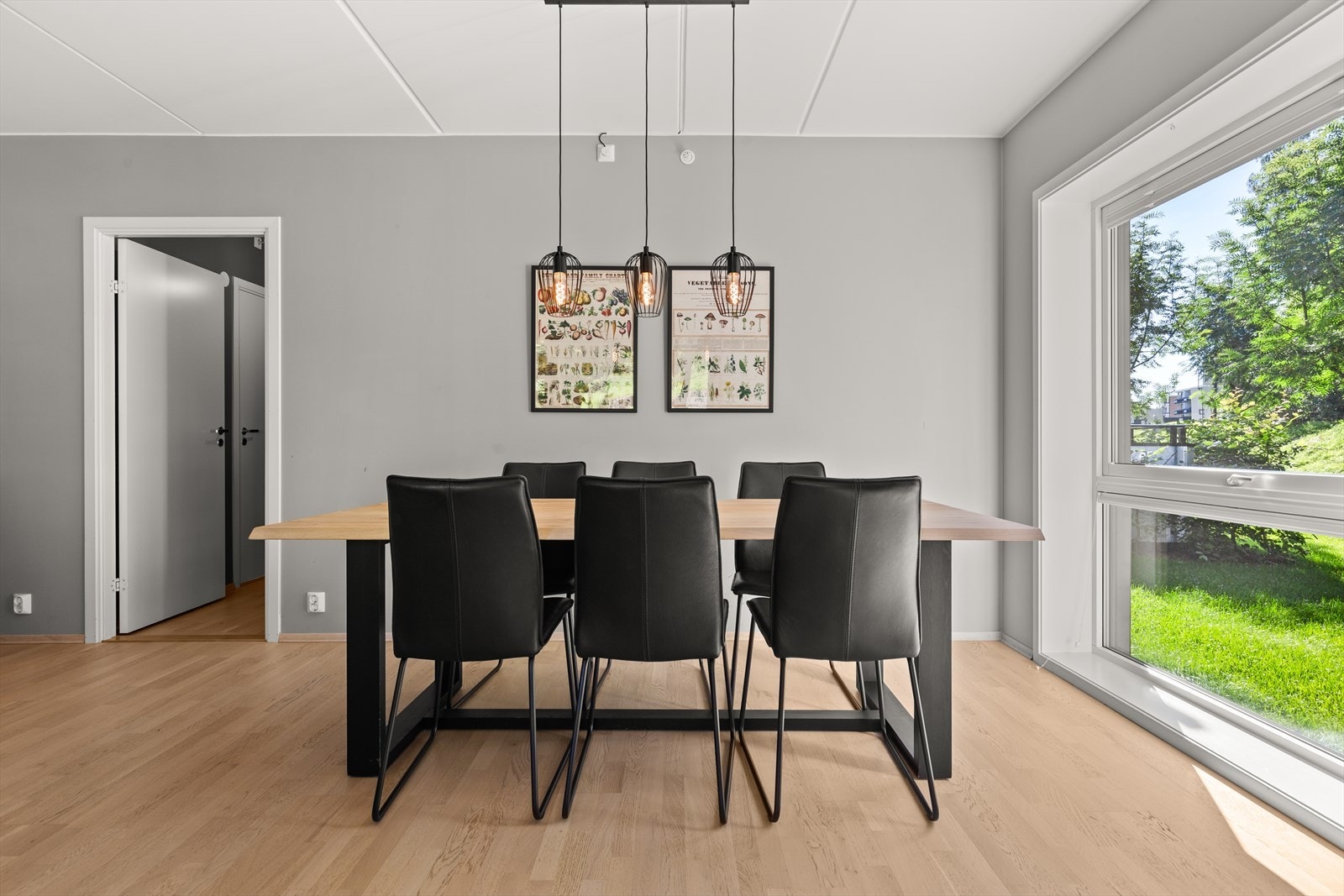 Leiligheten har fine soneinndelinger med god plass til stort spisebord. Galleribilde