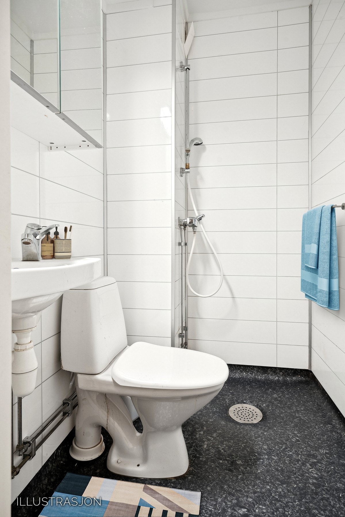 Du får et fint og nyere oppusset bad utstyrt med servant, speilskap med lys, toalett, dusj og varmekabler i gulv. Galleribilde