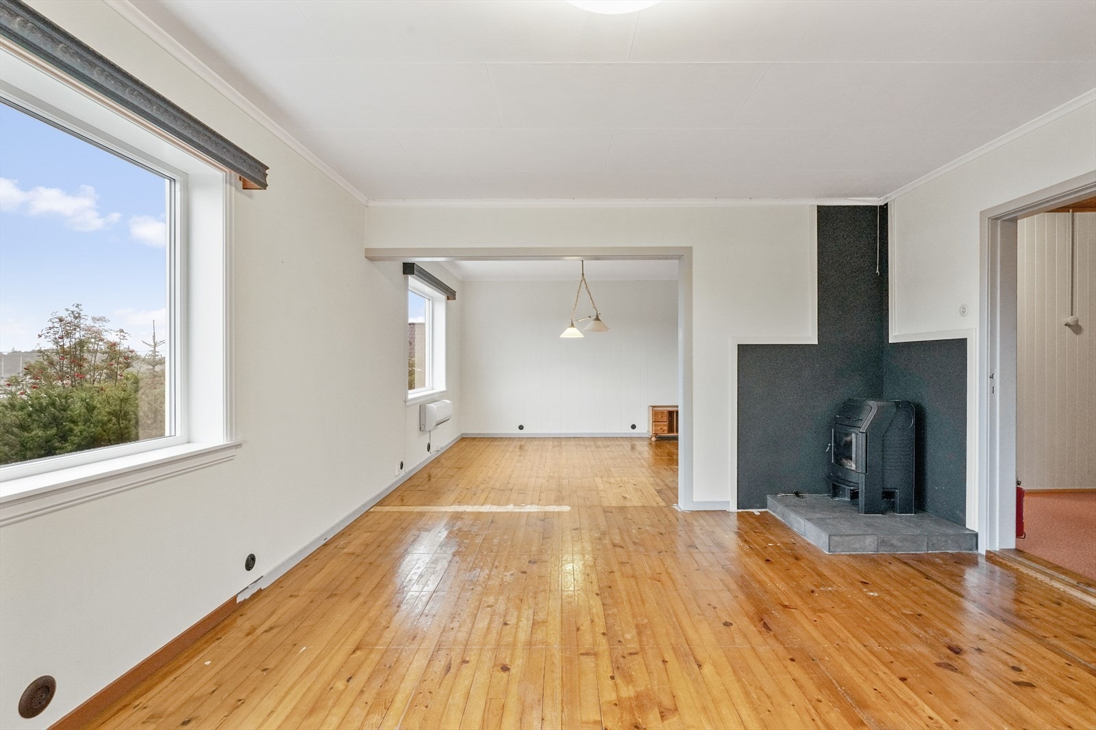 Stove med vedomn på hovudplan Galleribilde