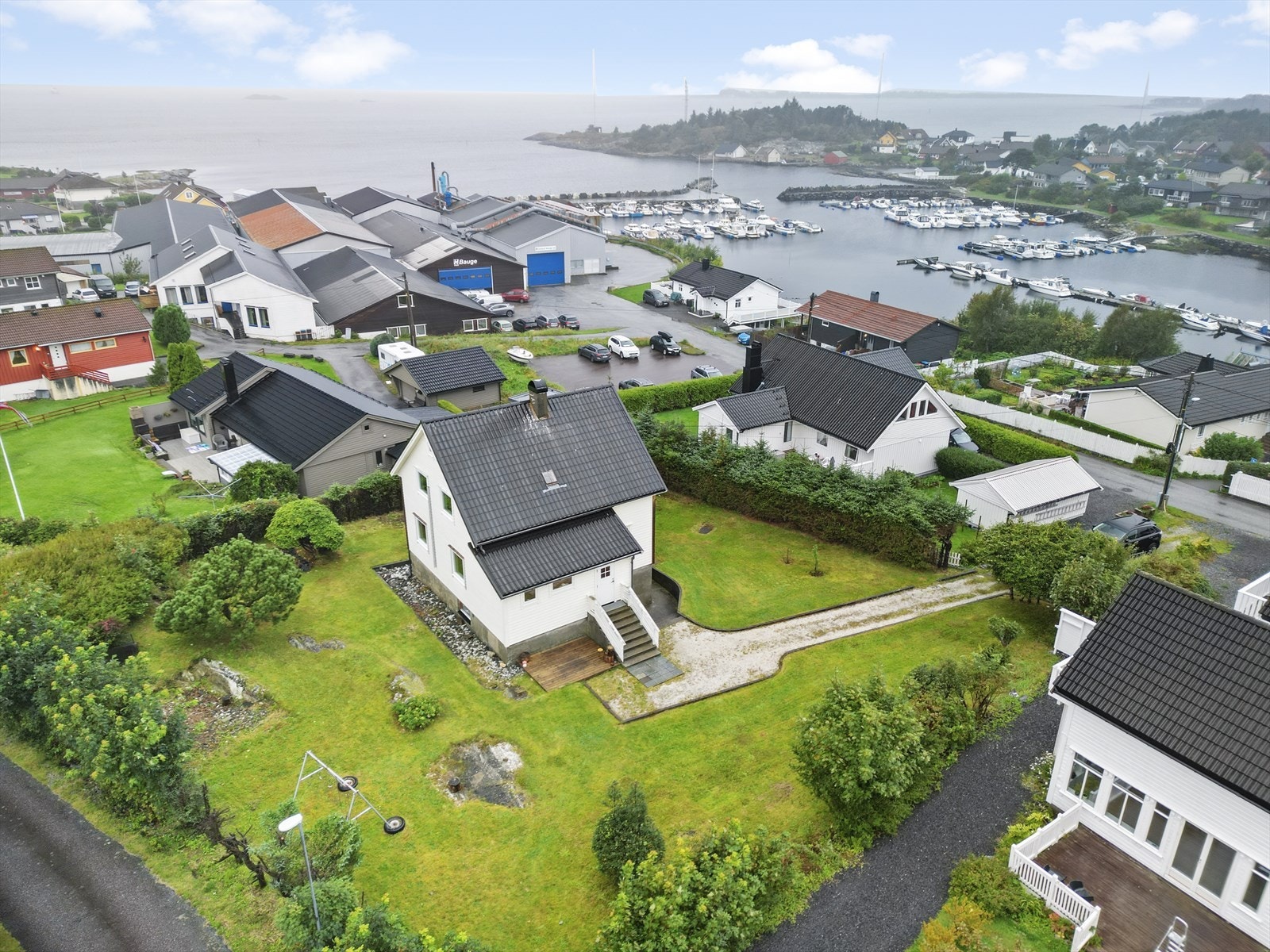 Eigedomen har stor barnevennleg tomt Galleribilde