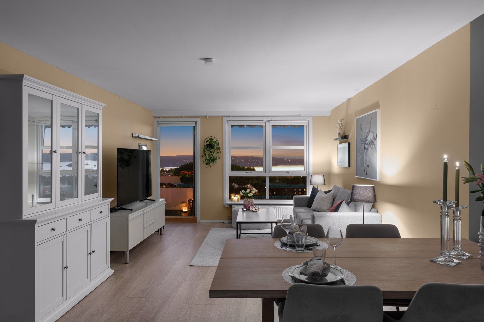 Det er god plass til både sofa og spisebord i stuen. Galleribilde