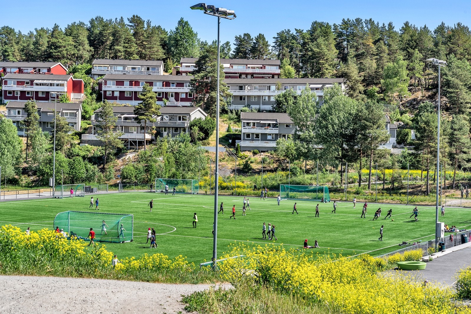 Det er kort vei til fotballbane, skøytebane, lysløype, skiløyper, treningssenter, alpinanlegg og tennisanlegg. Galleribilde