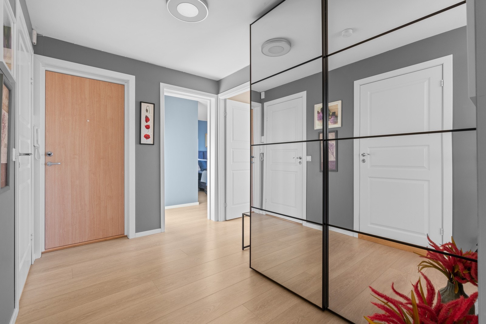 Entrè inneholder en stor skyvedørsgarderobe som gir rikelig med oppbevaringsplass. Galleribilde