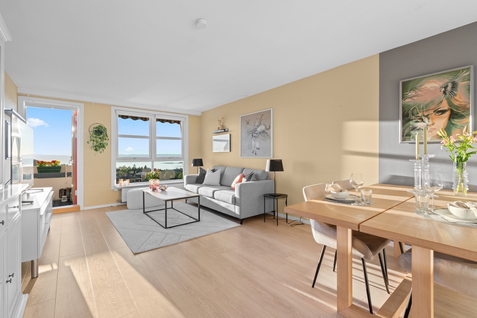 Stuen inneholder lyst laminatgulvet og nøytrale veggfarger gjør det enkelt å tilpasse rommet til din egen stil. Galleribilde