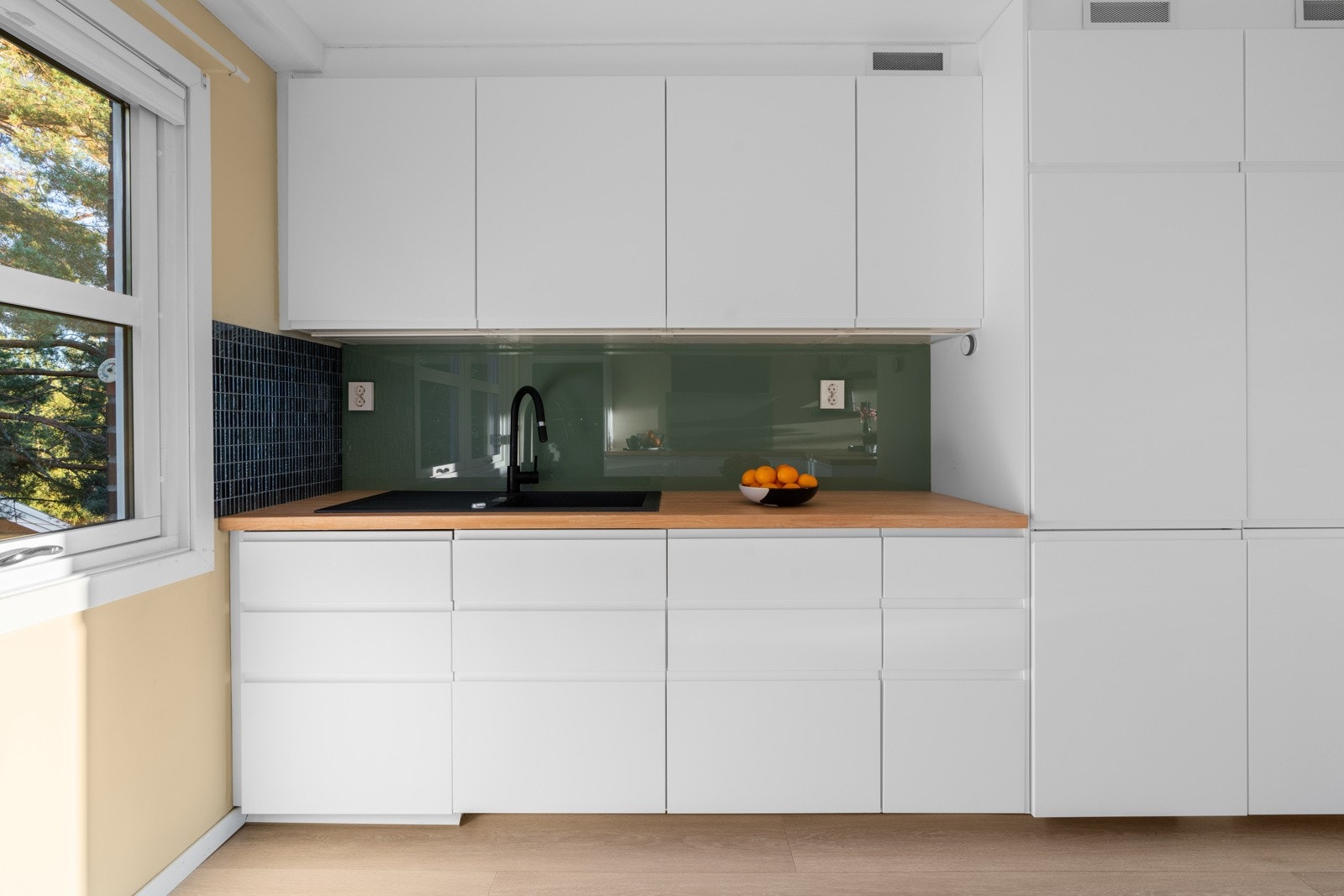 Kjøkkeninnredning fra IKEA og benkeplate i heltre. Galleribilde