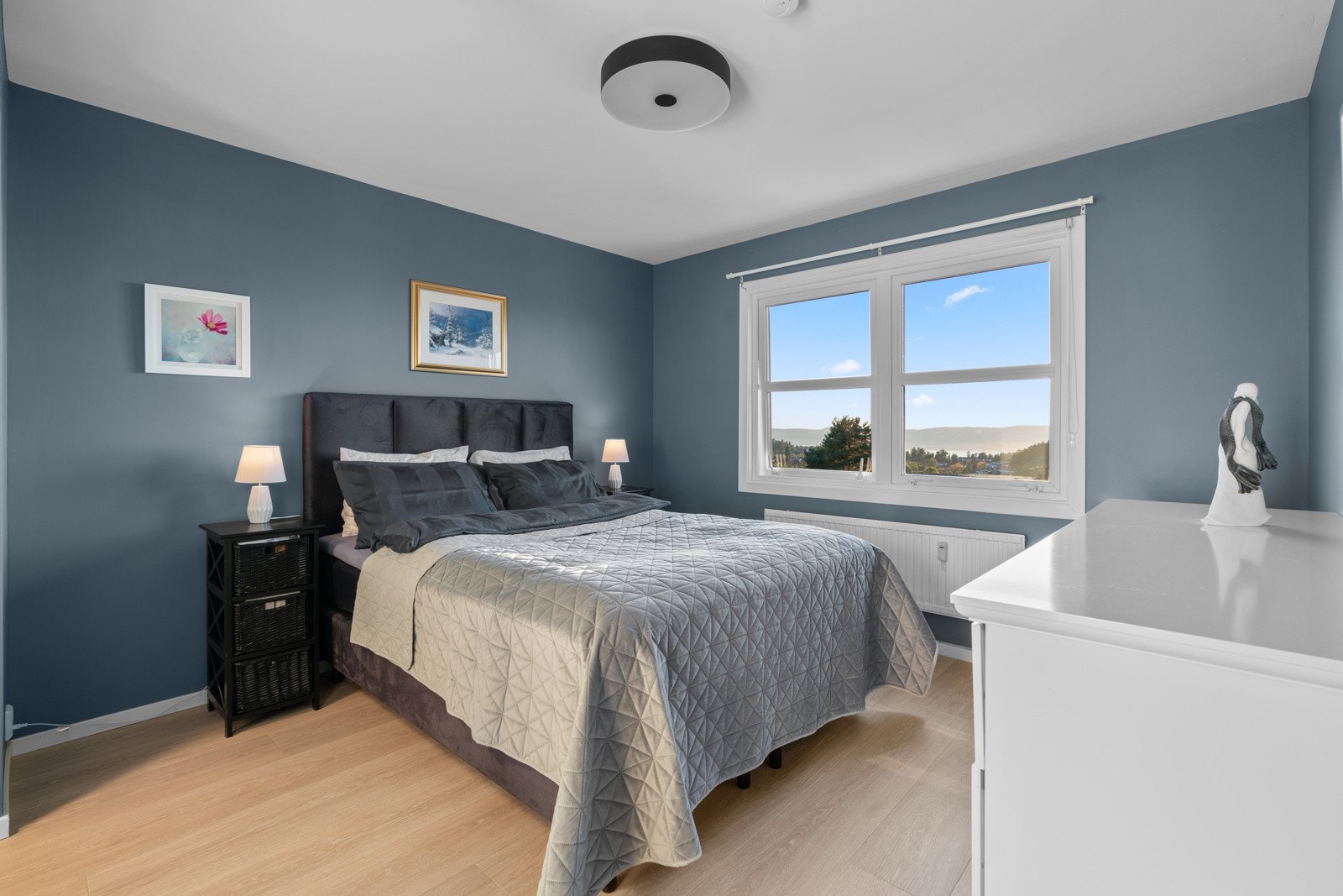 Hovedsoverommet er romslig og malt i behagelige toner. Galleribilde