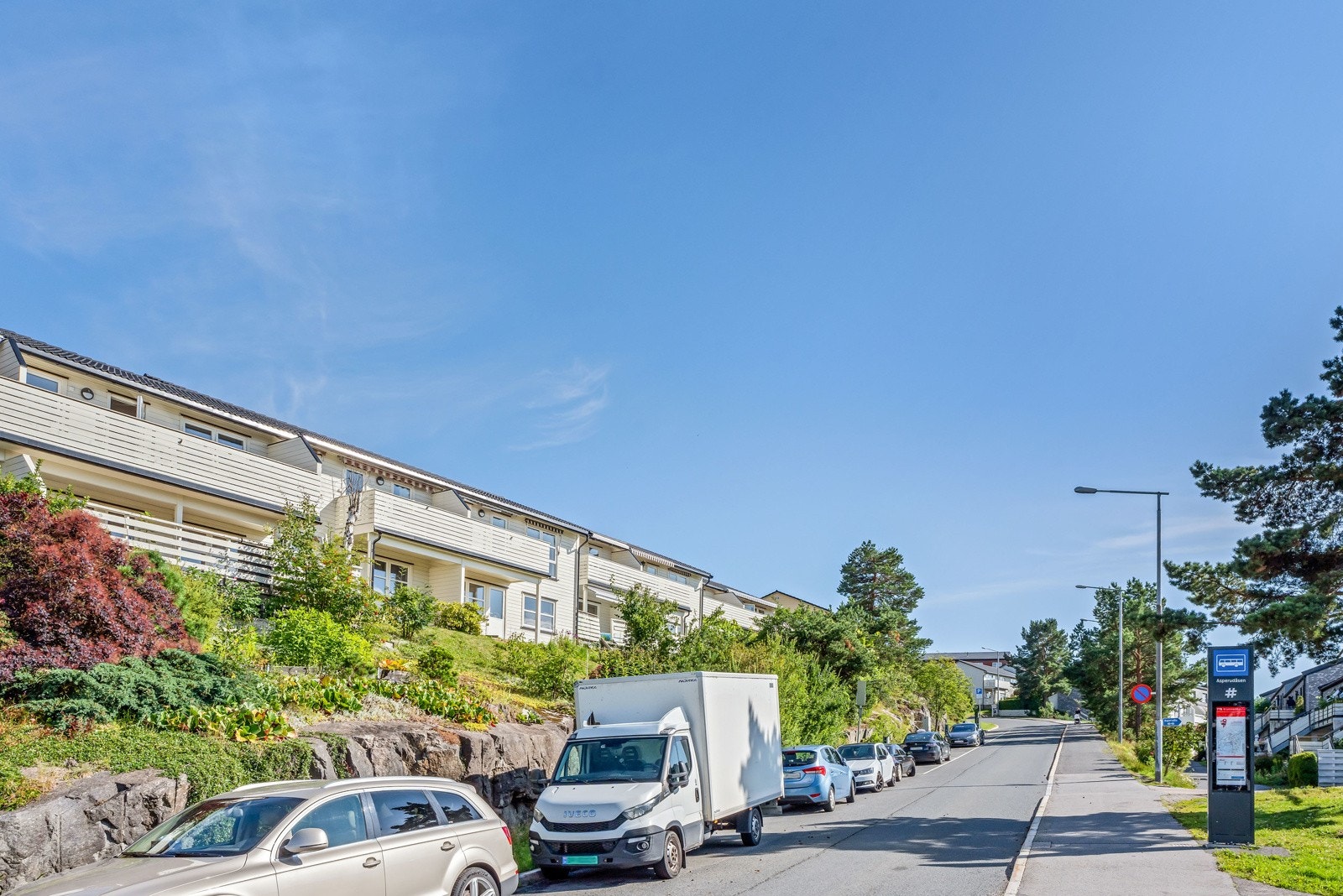 Nærmeste holdeplass er Asperudtoppen, som ligger kun to minutter unna boligen. Galleribilde