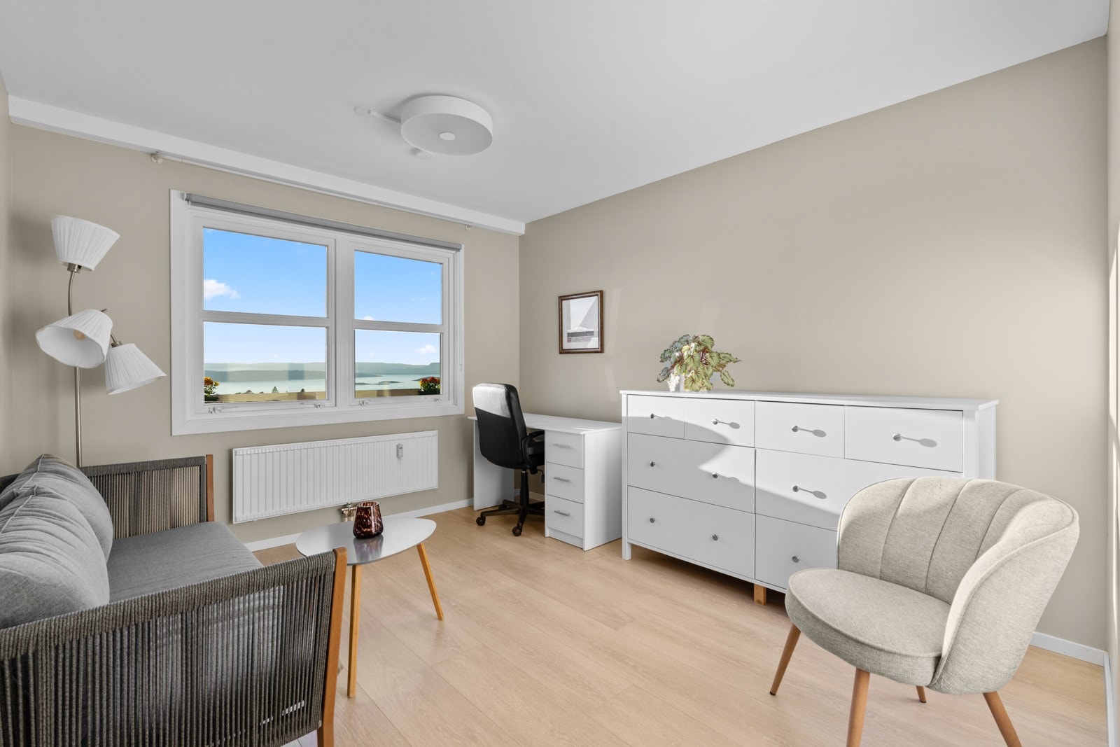 Soverom 2 har mange bruksområder, enten som gjesterom, barnerom eller hjemmekontor. Galleribilde