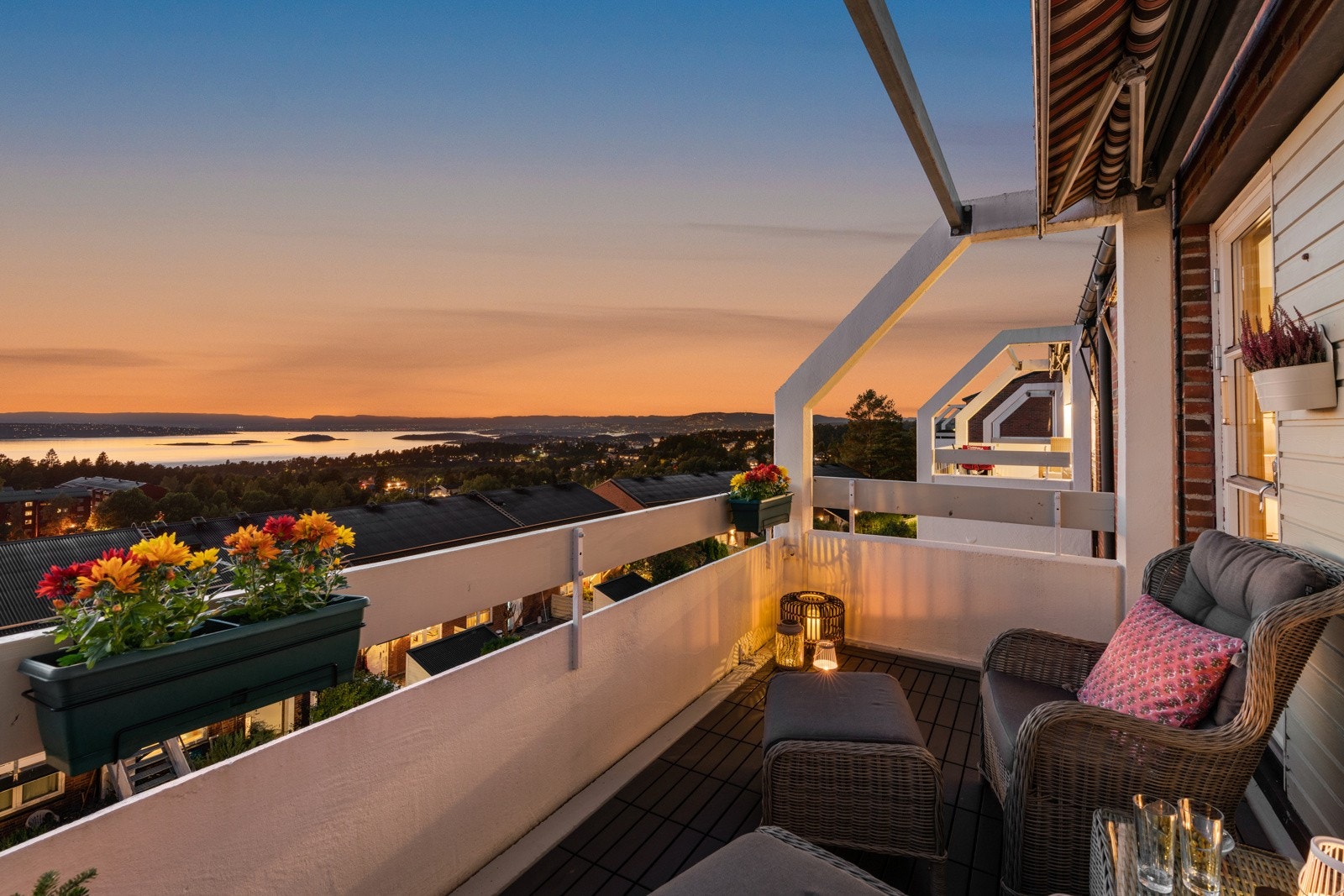 Utgang fra stuen til vestvendt balkong på 9 kvm. Galleribilde