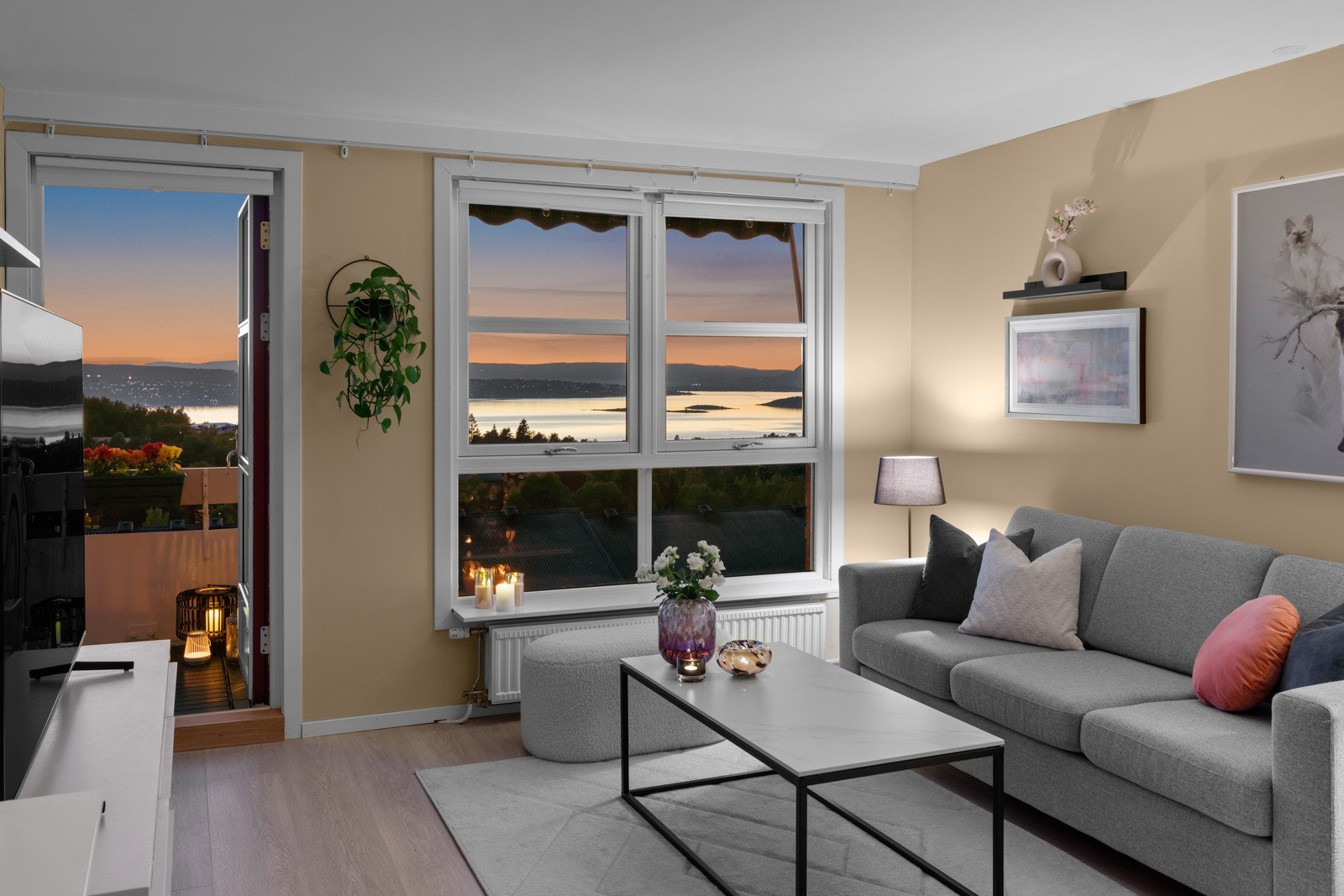 Store vindusflater som utnytter utsikten til det fulle. Galleribilde