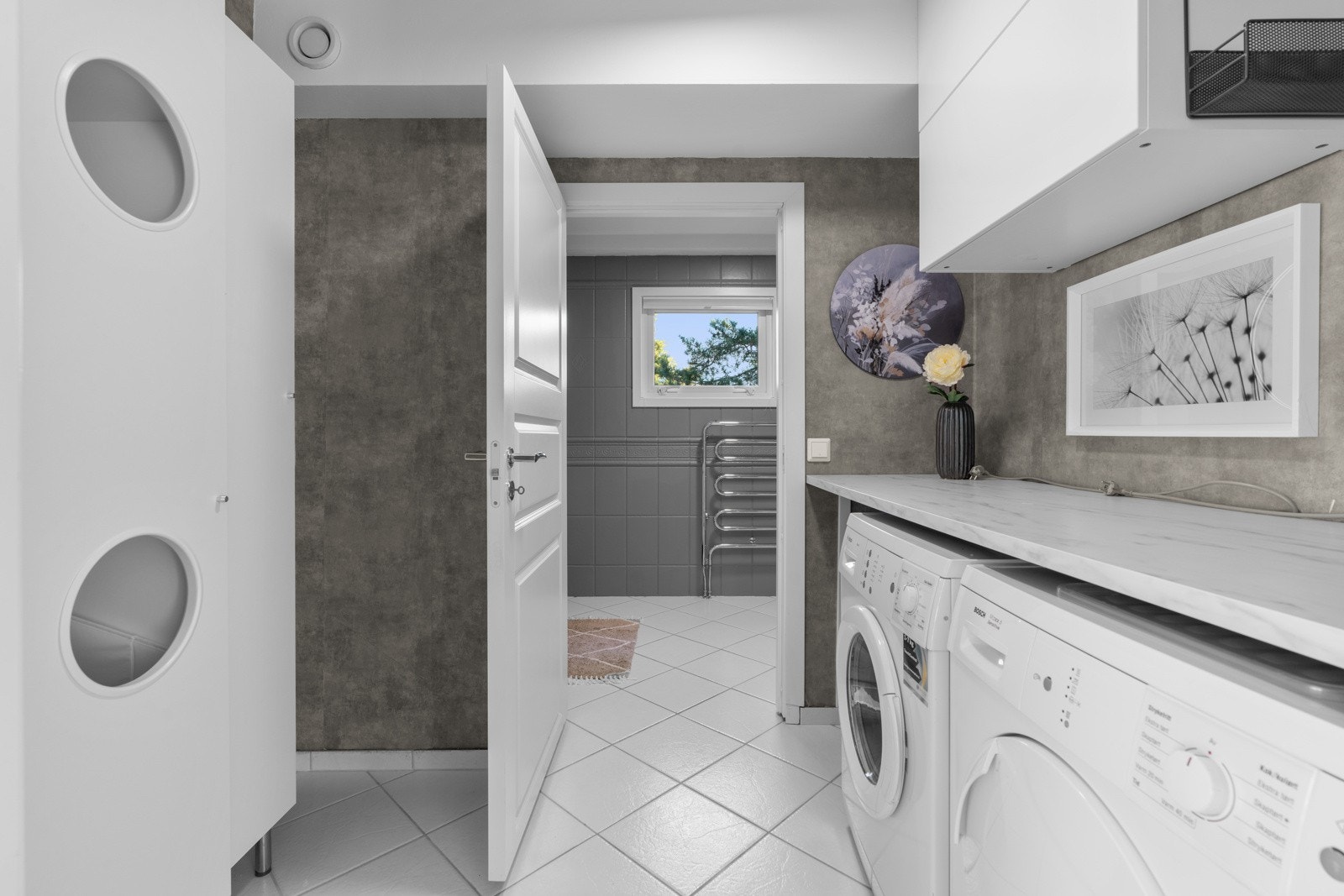 Varmekabler i gulv på både bad og vaskerom. Galleribilde