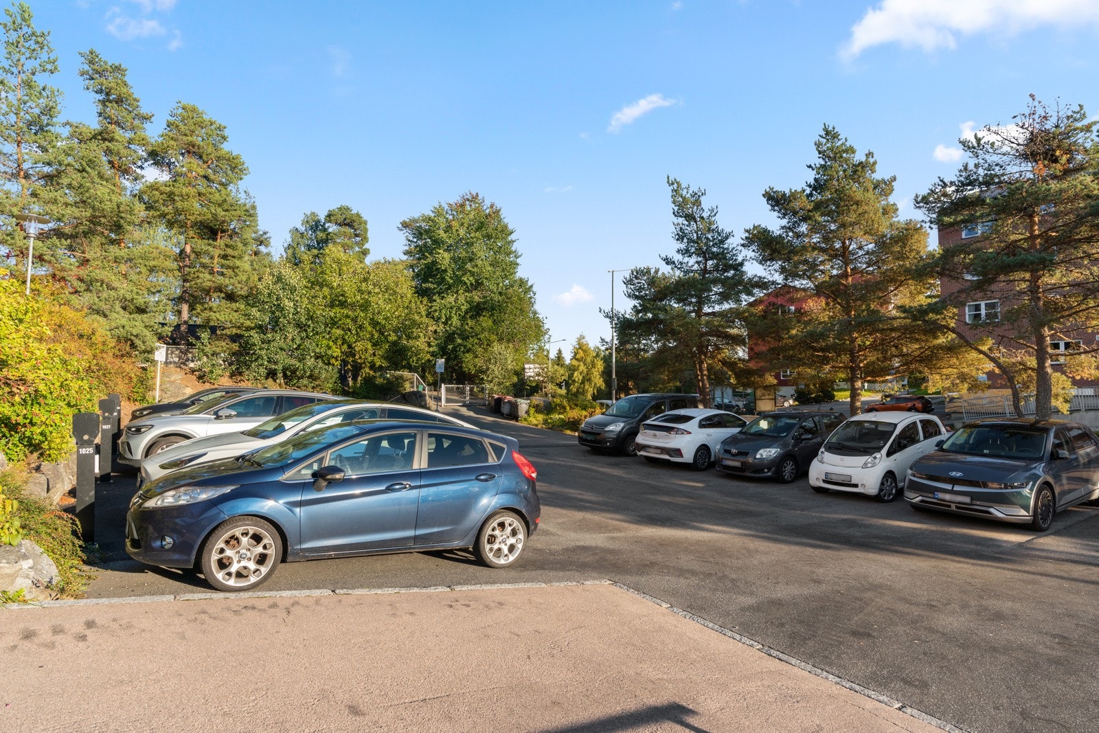 Det er mulighet for leie av garasje eller utendørs parkeringsplass, styret bekrefter at det er ledige plasser pt. Galleribilde