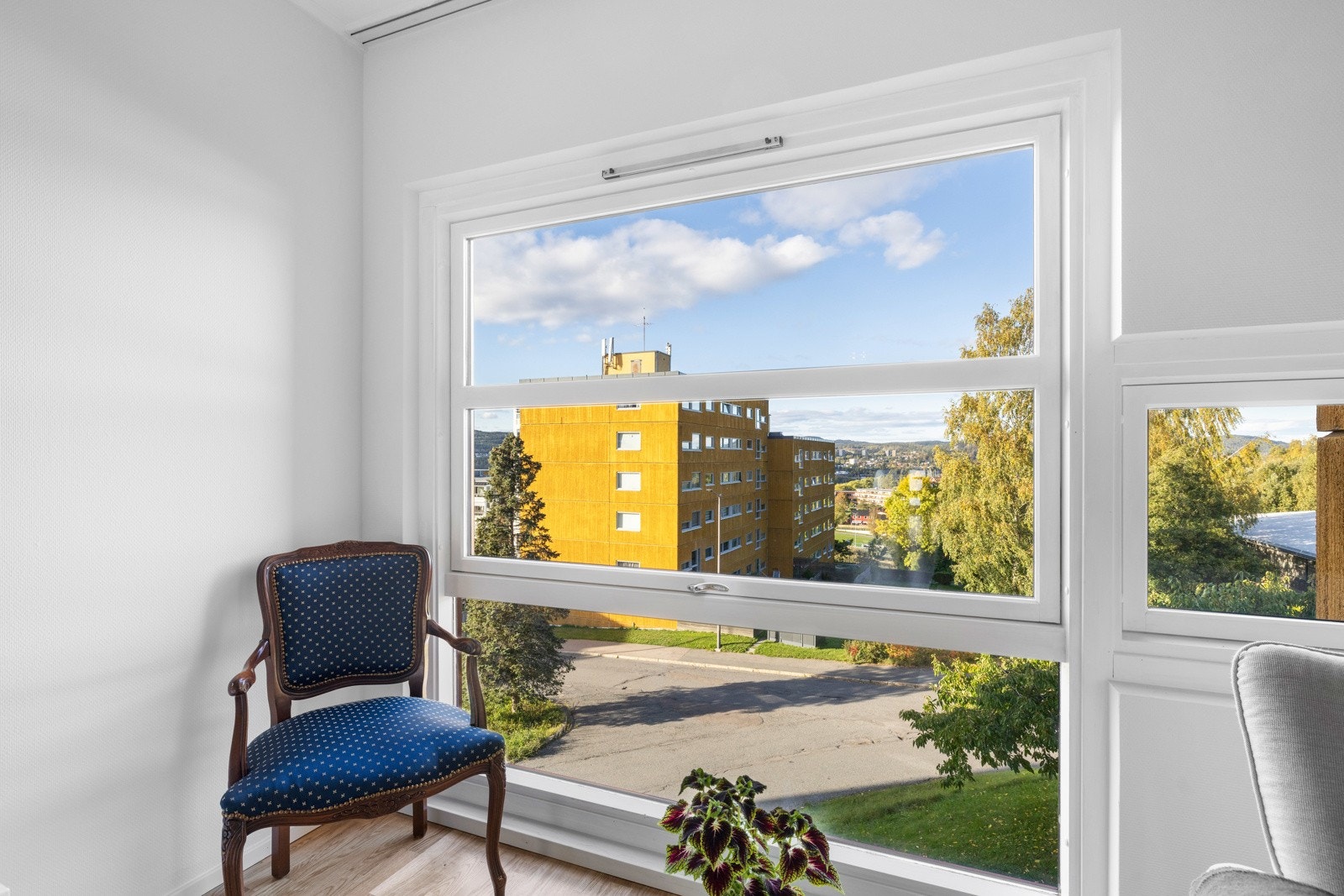 Rommet har store vindusflater som gir rikelig med lys Galleribilde