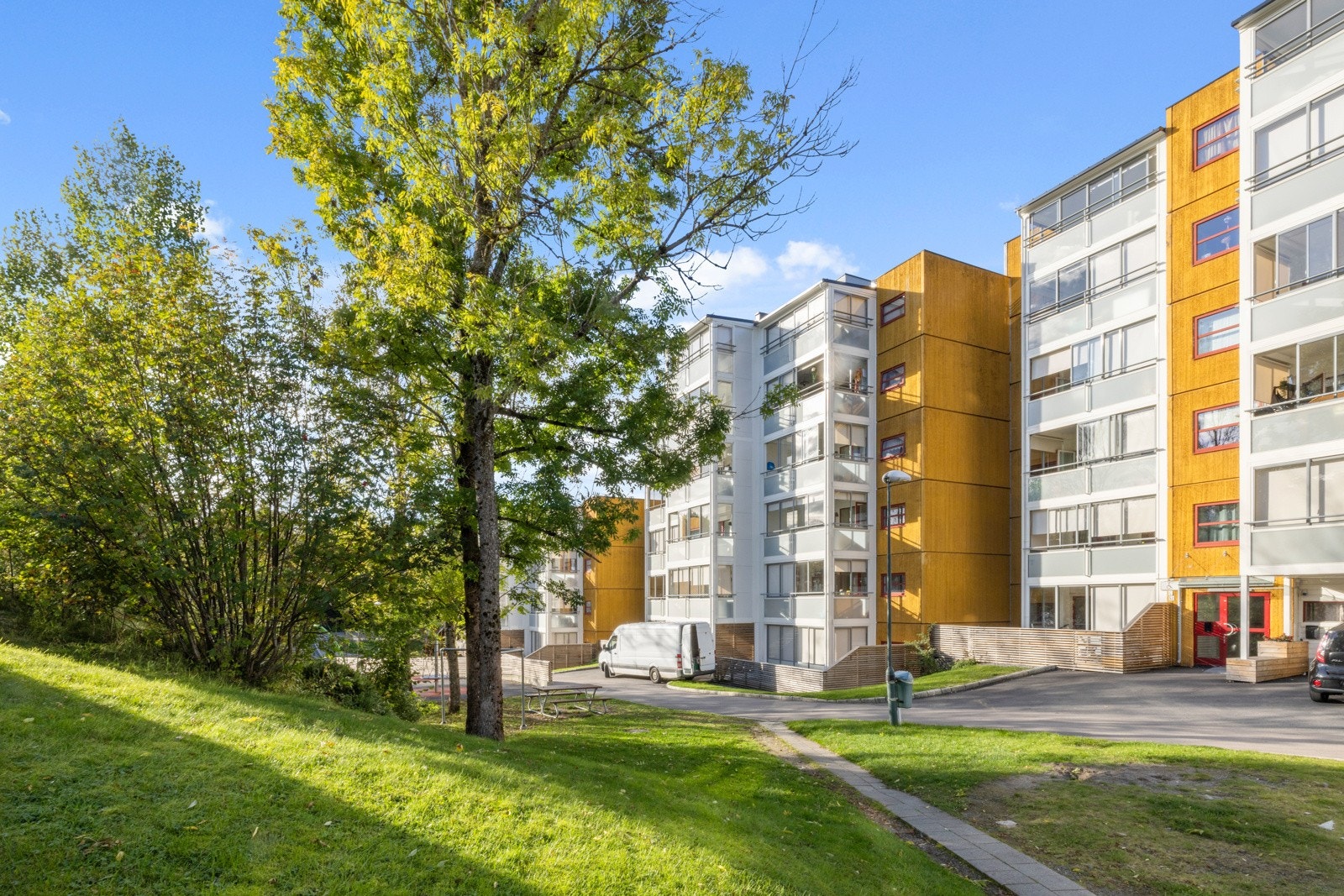 Leiligheten ligger i et sentralt og barnevennlig boligområde på Lindeberg Galleribilde