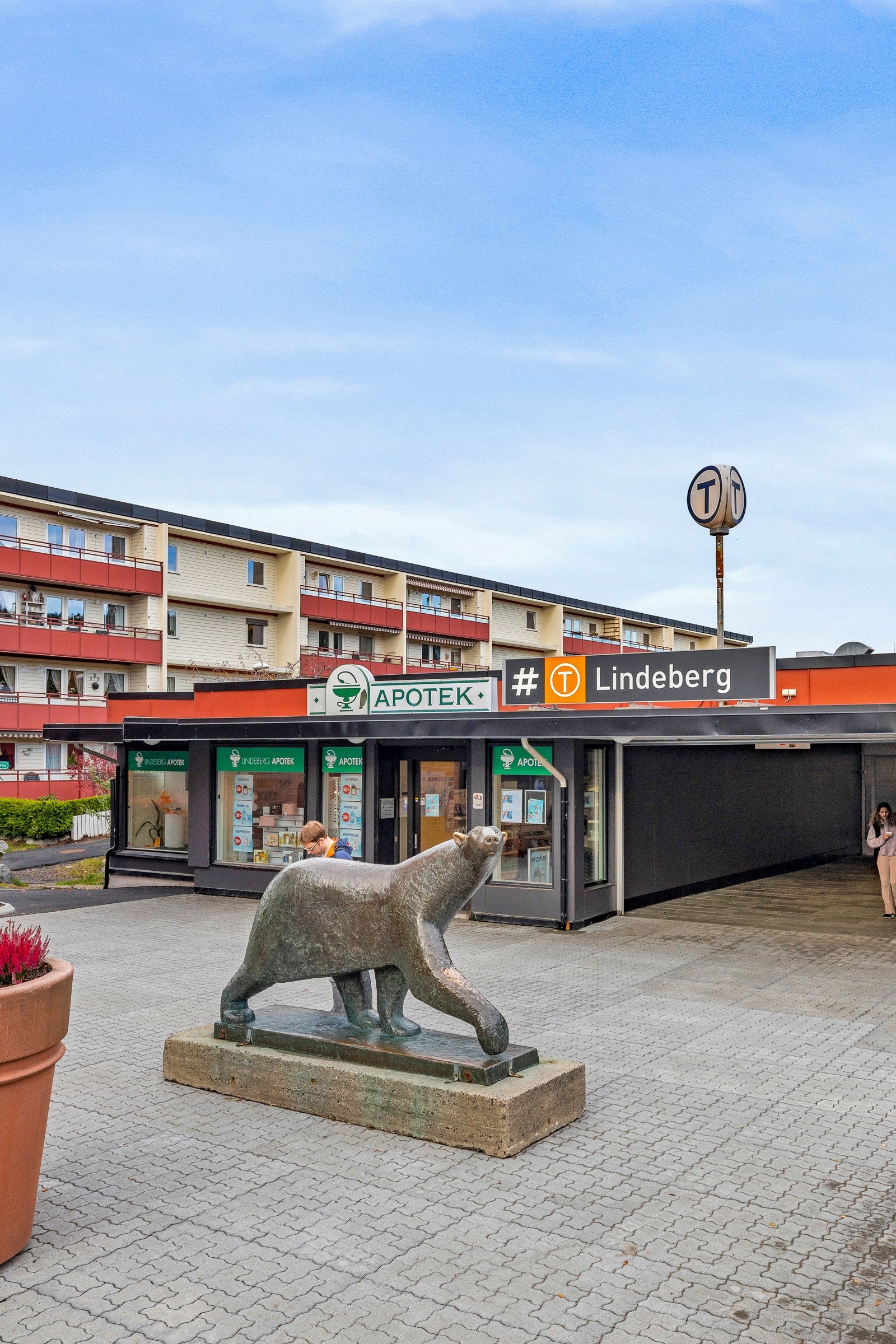 Nærmeste T-banestasjon ligger sentralt på Lindeberg Galleribilde