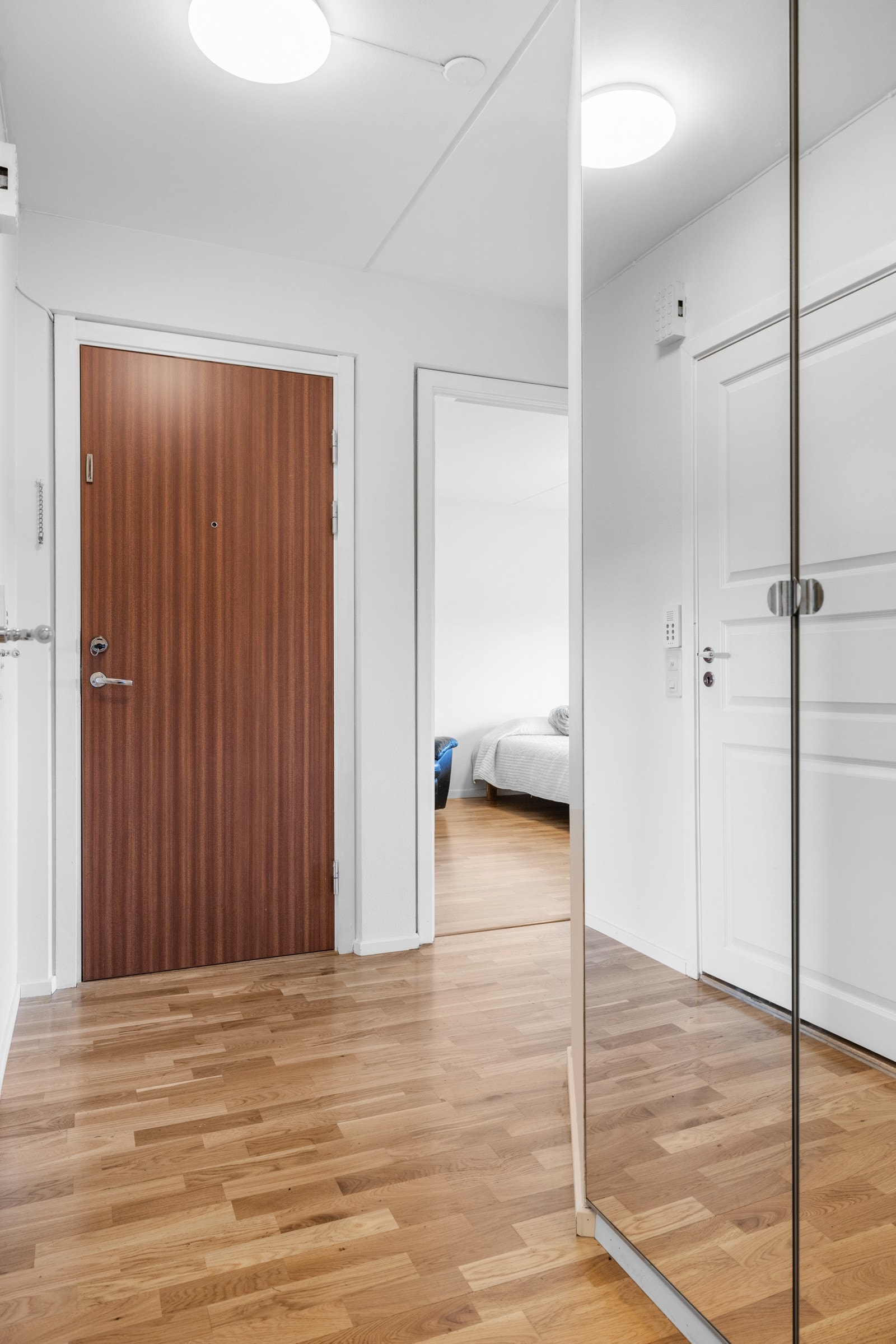Leiligheten har en lys og innbydende entré med parkettgulv fra 2024, malte overflater og et praktisk garderobeskap Galleribilde