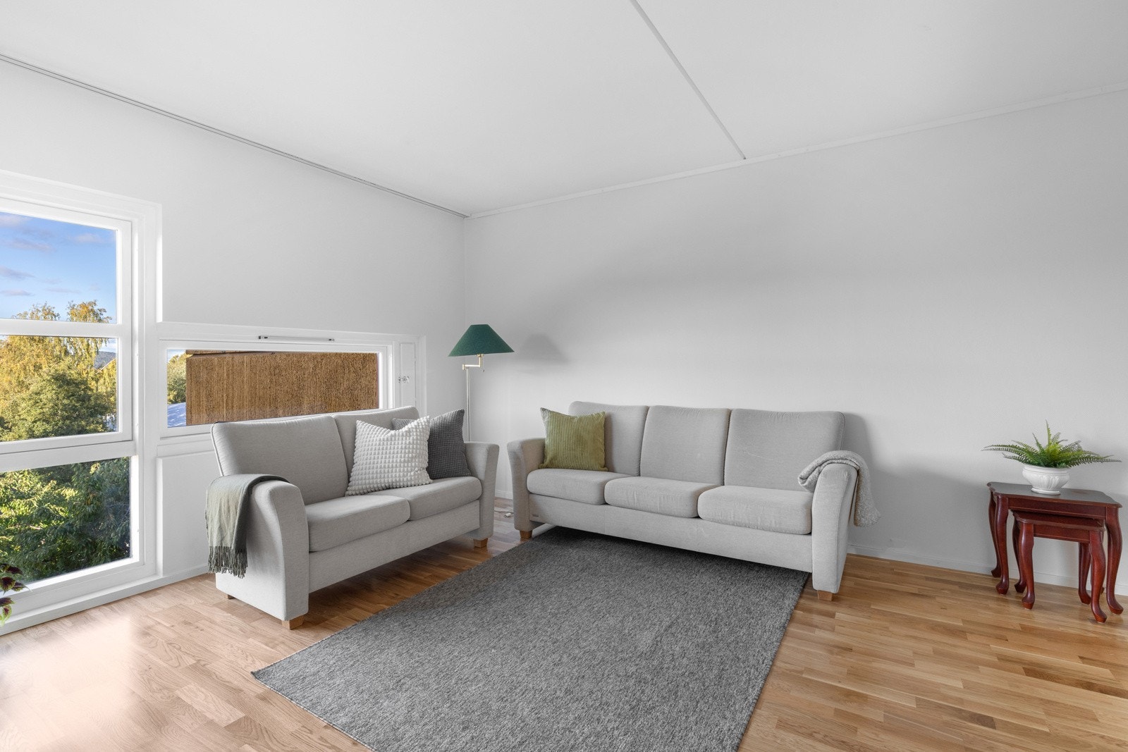 Stuen er et romslig rom med god plass til sofagruppe og annet møblement Galleribilde