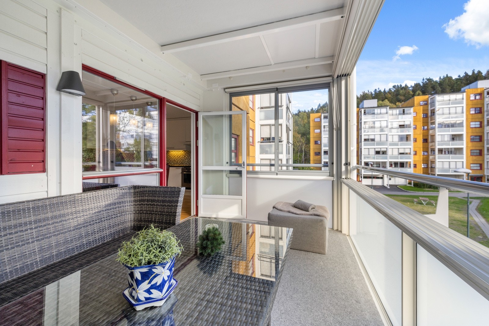 Innglassingen gjør at balkongen kan brukes store deler av året Galleribilde