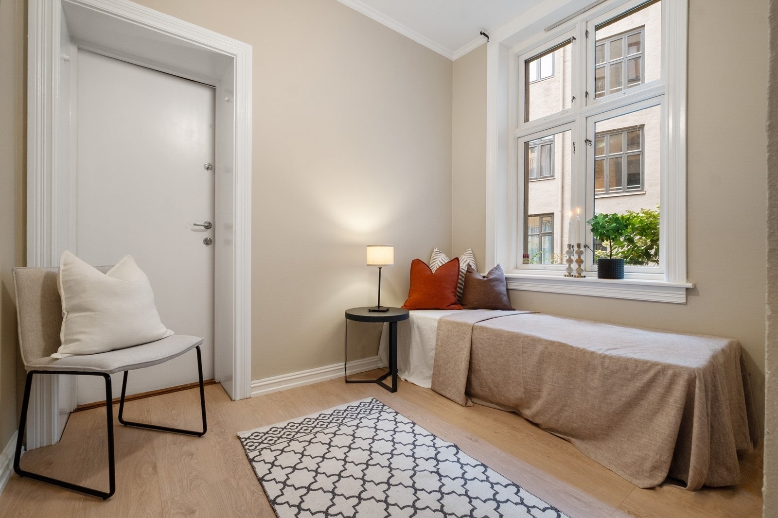 Soverom 2 er av god størrelse og har plass til seng, skrivebord, nattbord e.l og er perfekt som barnerom, gjesterom eller kontor. Galleribilde