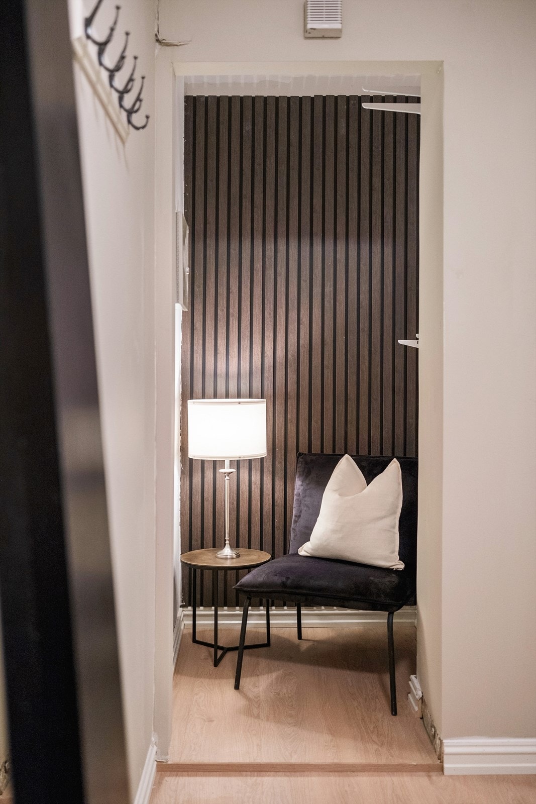 Her er det god plass til oppheng av yttertøy og sko - Mellomgang med adkomst til innvendig bod med gode lagringsmuligheter. Galleribilde