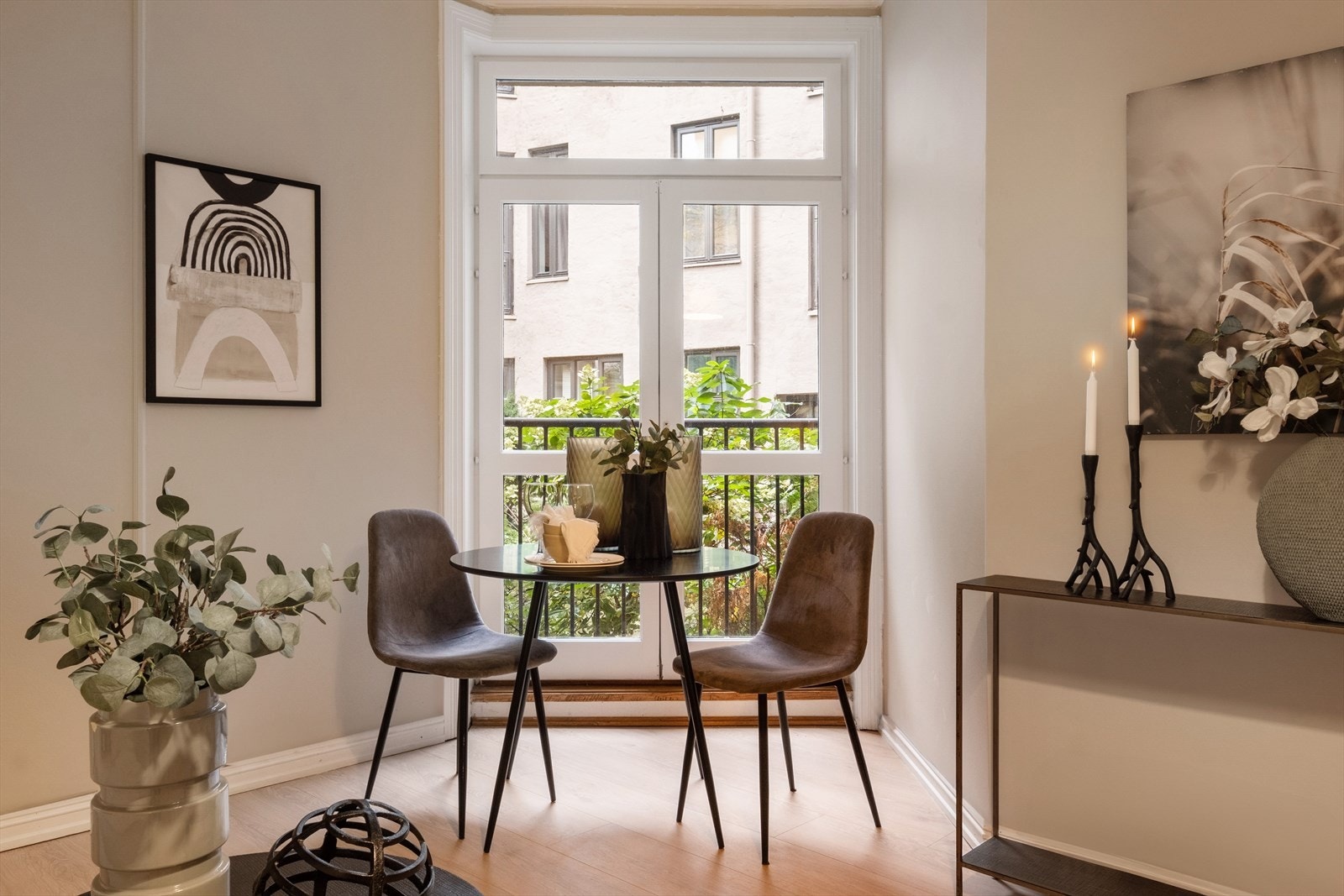 Leiligheten imponerer med en god planløsning, fransk balkong, nyrenoverte løsninger og en attraktiv beliggenhet. Galleribilde