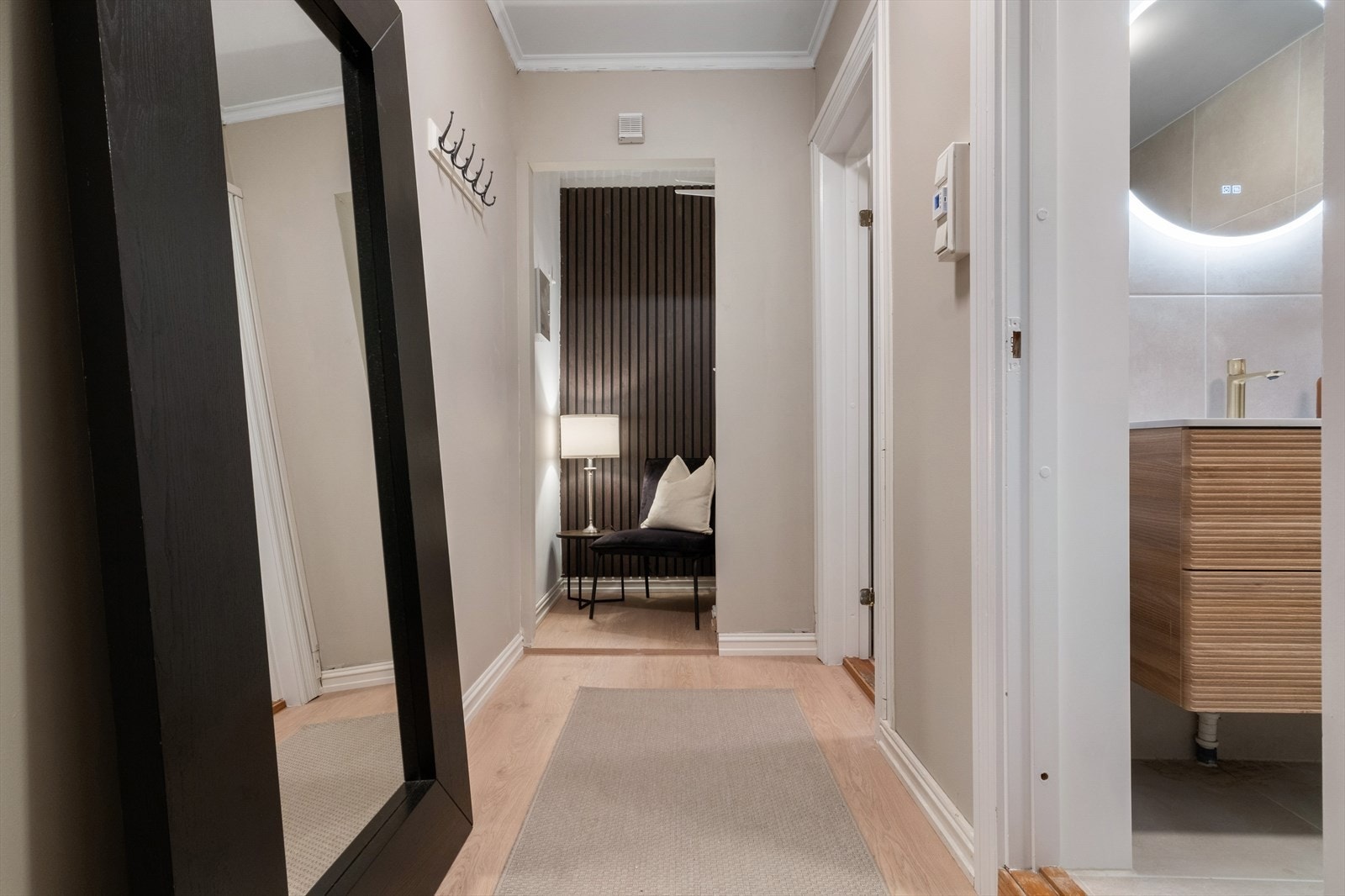Velkommen inn! Leiligheten har en romslig og lys entré, som gir et godt inntrykk av leiligheten. Lyse farger er gjennomgående i hele leiligheten og gir et godt helhetsinntrykk. Galleribilde