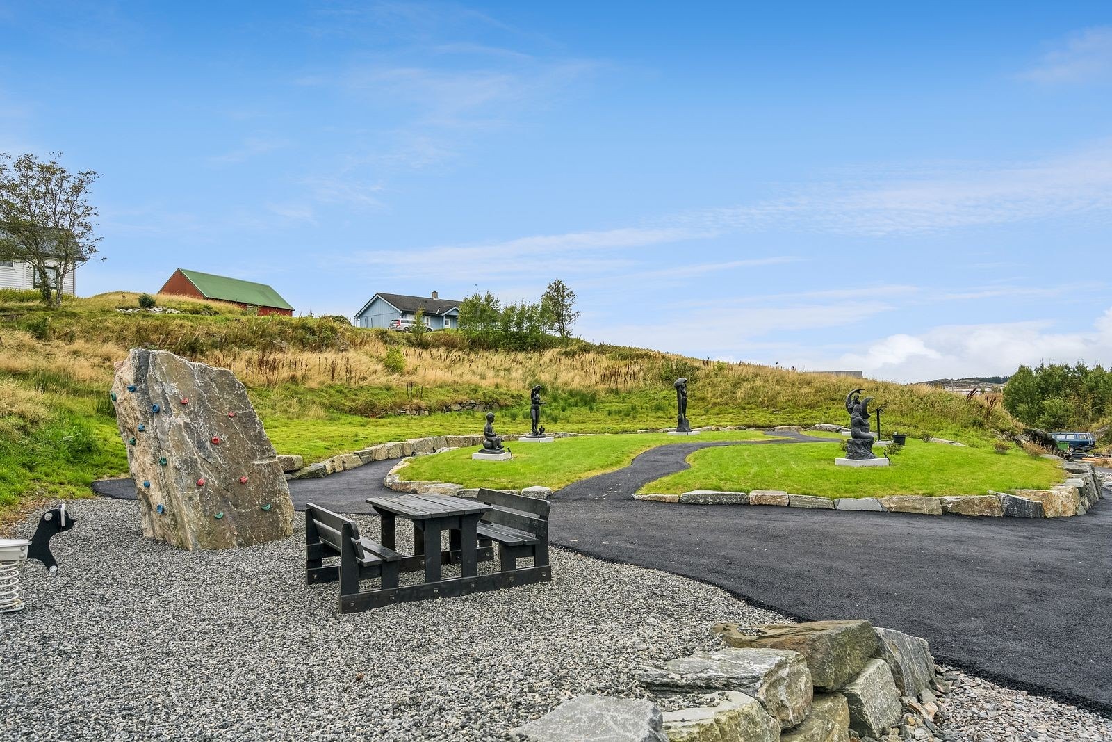 Det er opparbeidet en hyggelig park på nedsiden av eiendommen hvor naboer kan samles Galleribilde