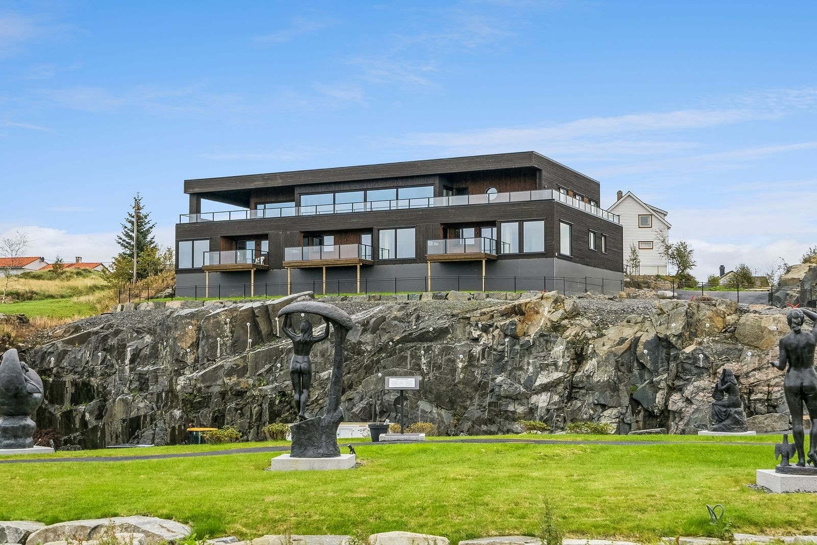 Bygget ligger flott plassert i terrenget Galleribilde