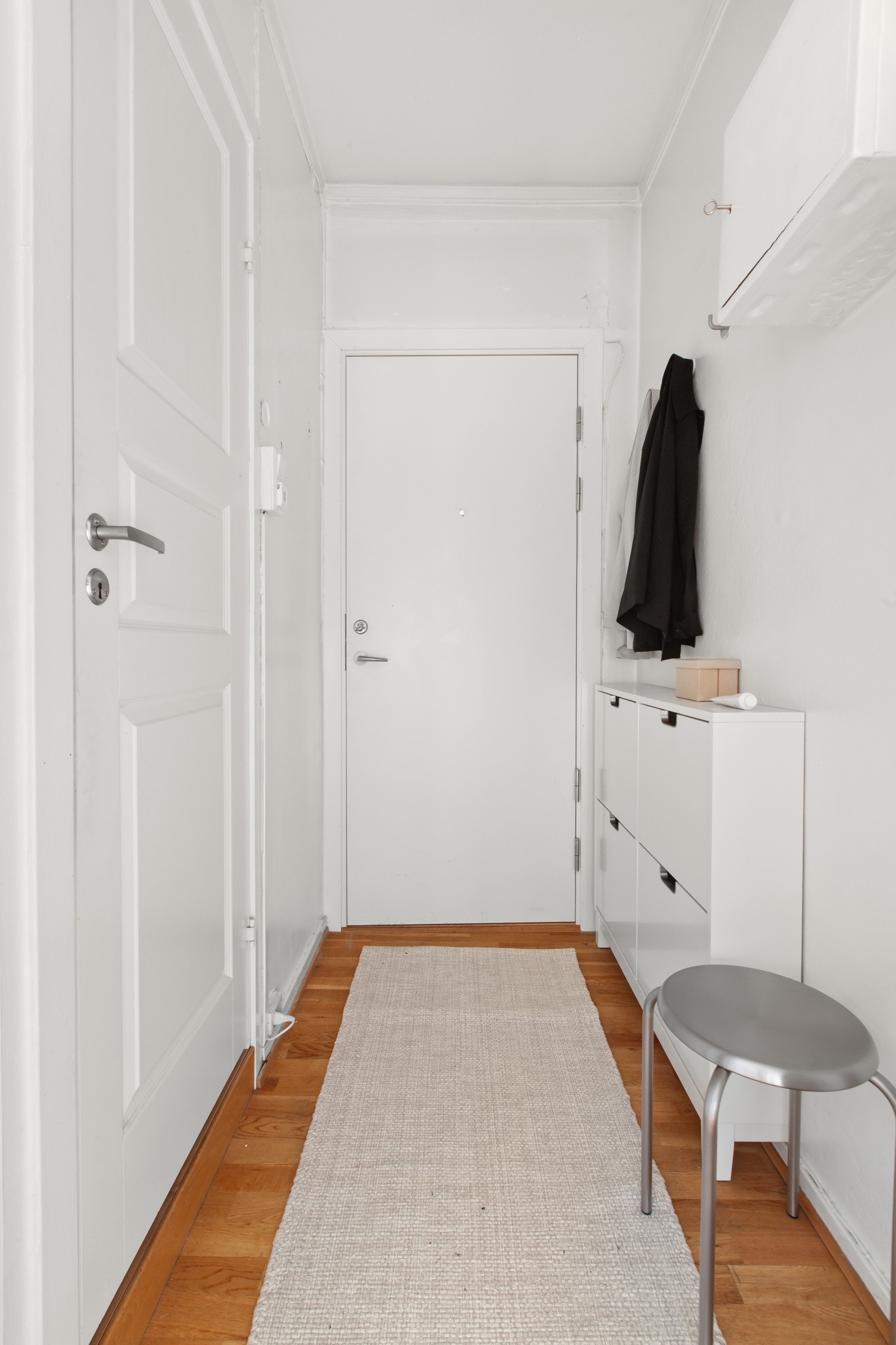 Velkommen inn! Inngangspartiet byr på gode muligheter til å sette fra seg yttertøy og sko. Galleribilde