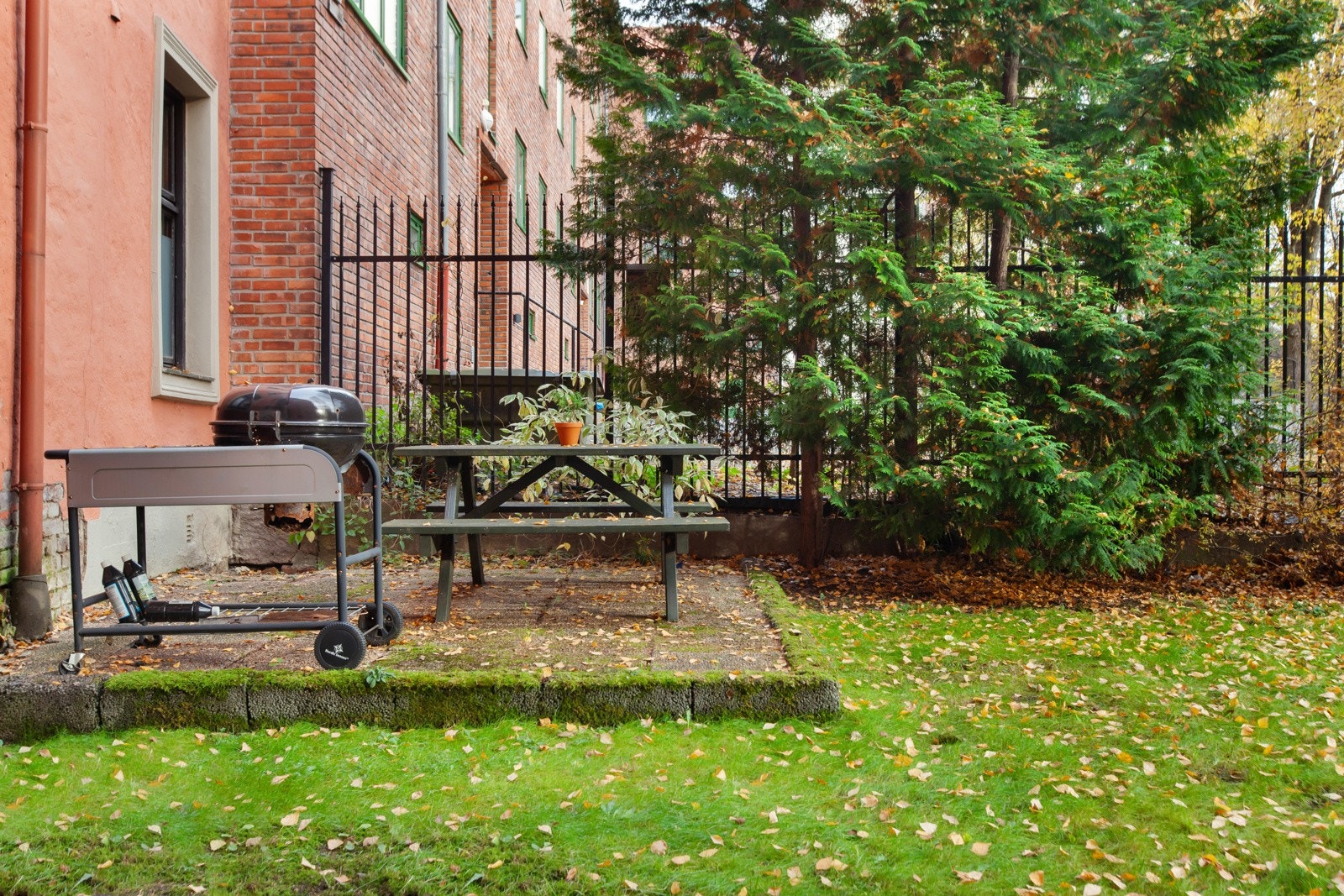 Sameiet har en flott felles bakgård med sittegrupper og grillmuligheter. Galleribilde