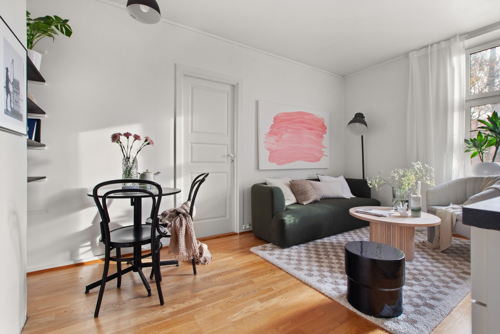 Stuen er lys og innbydende. Her har du plass til sofagruppe med spisebord, mediemøblement og tv. Galleribilde