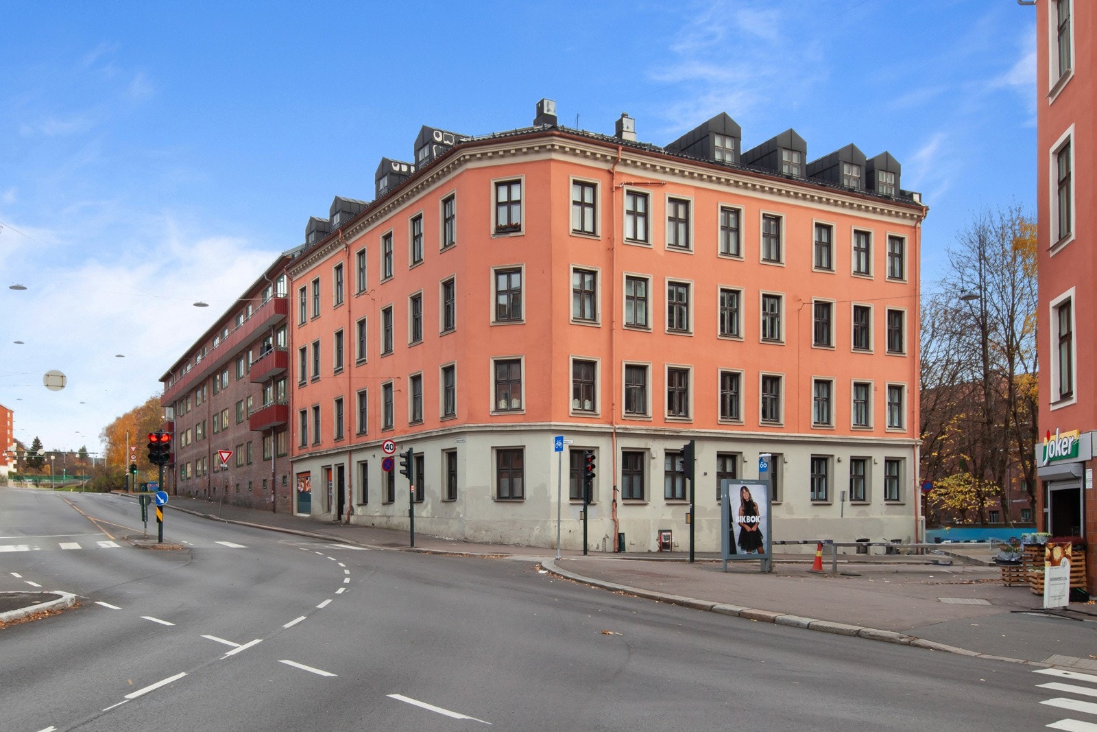 Rett i næheten finner du kollektivtilbud, kafeer og dagligvarebutikker. Galleribilde