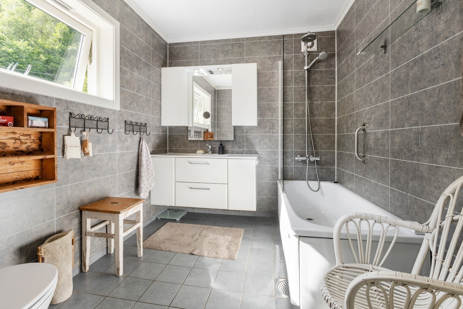 Badet i hovudetasjen har standard frå 2015. Keramisk flis med varme på golv og våtromspanel på vegg Galleribilde