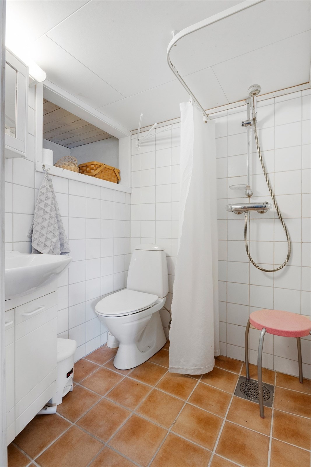 Heilflisa bad i 1. etasje med varme i golv. Badet er i tilknytting soverom i 1. etasje Galleribilde