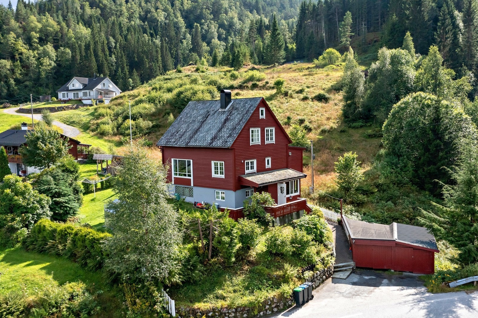 Romsleg, innhaldsrik & sjarmerande einebustad med flott uteområde & fjordutsikt Galleribilde