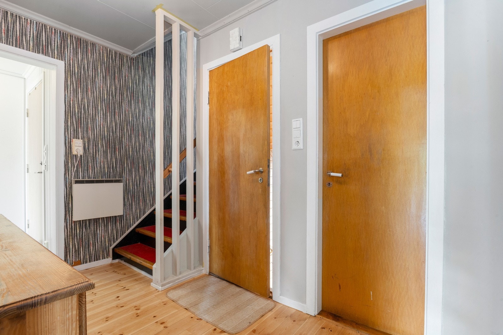 Hall i hovudetasje med tilkomst til bad, stove, vaskerom og 3. etasje Galleribilde