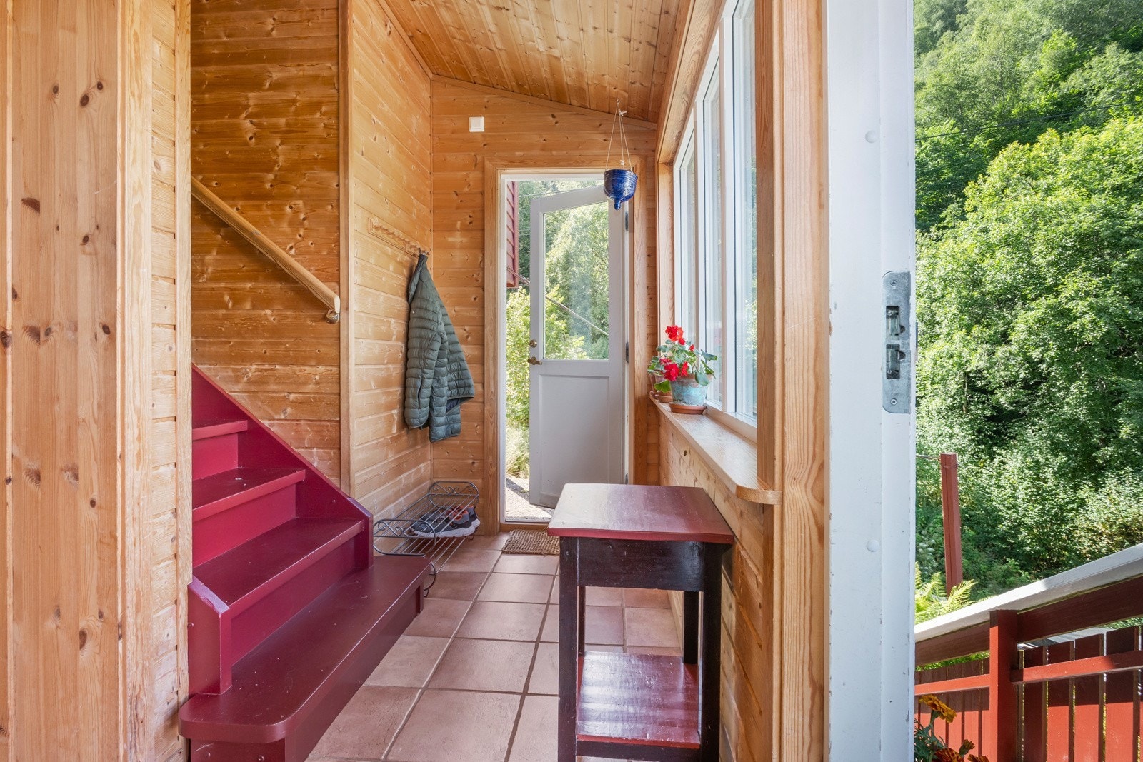 Velkommen inn! Filslagt entré med varmekablar. Tilkomst til vedbod/utsyrsrom Galleribilde