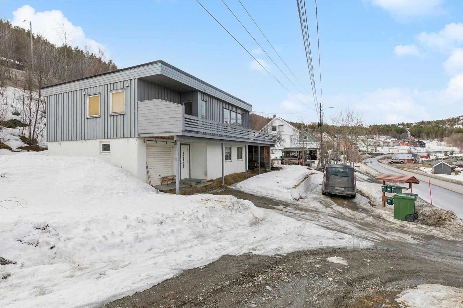 Tomten har en skrånende beliggenhet. Galleribilde