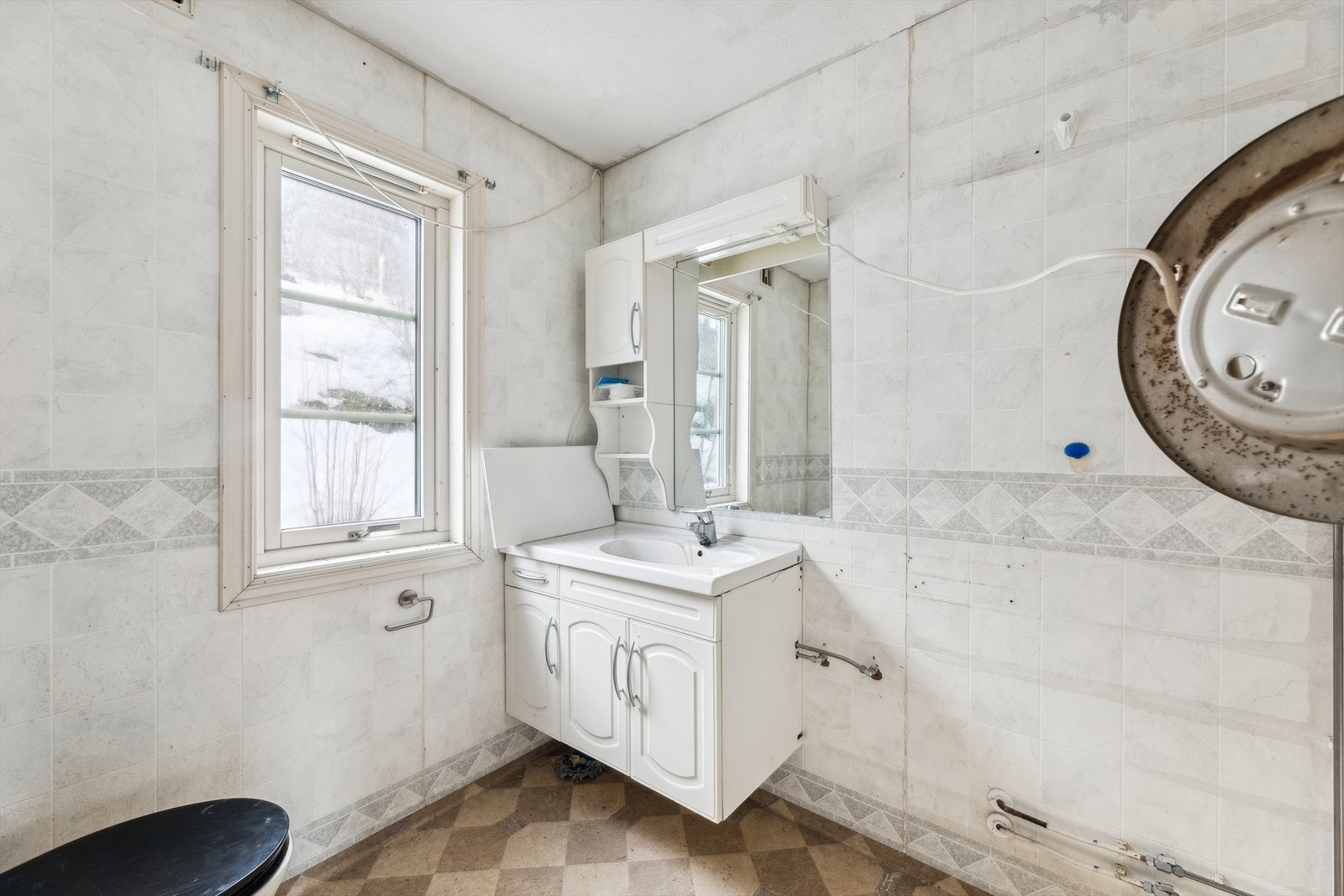 Baderommet ligger i boligens hovedetasje. Galleribilde