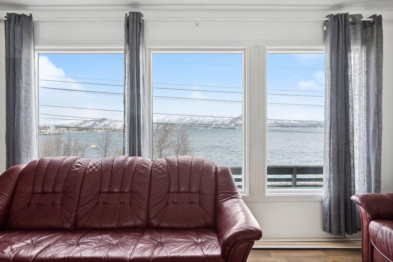 Stuen har store vindusflater som slipper inn godt med naturlig lys og gir rommet en lys og luftig følelse. Galleribilde