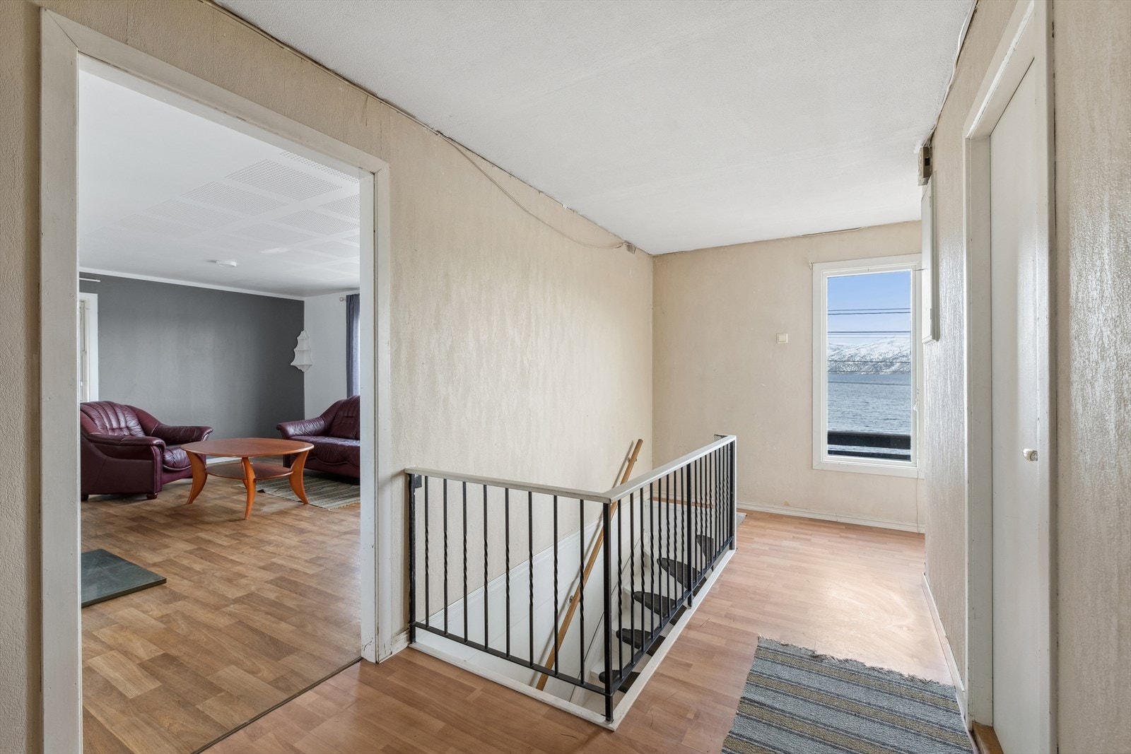 Trappen kommer opp i gang utenfor stue. Galleribilde