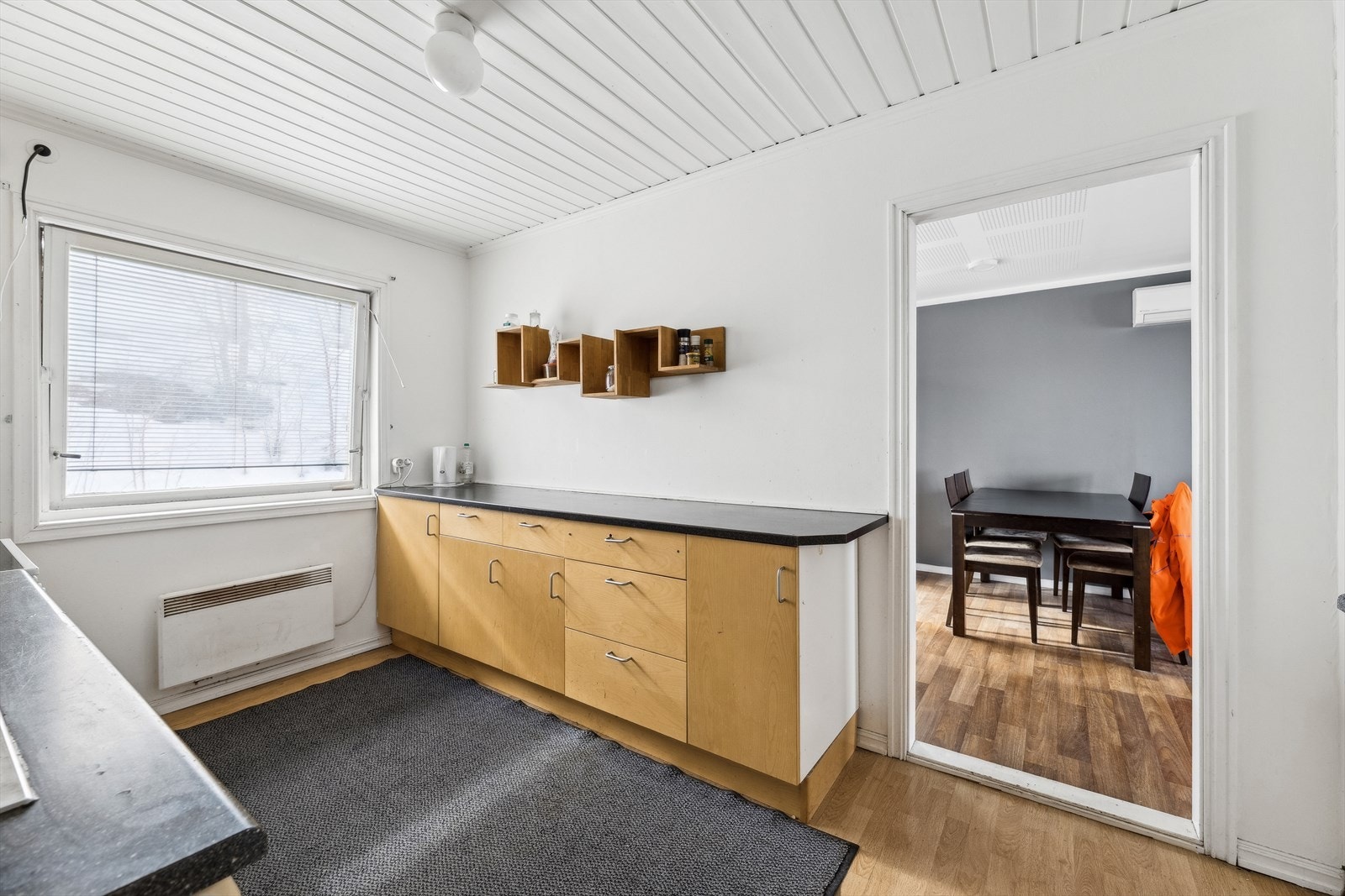 Kjøkkenet har adkomst fra spisestuen. Galleribilde