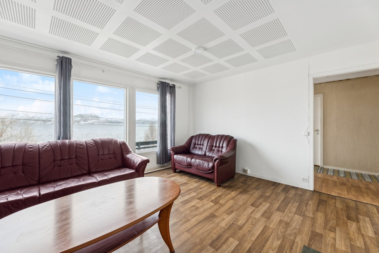 Sofagruppen har en fin plassering ved vinduene. Galleribilde