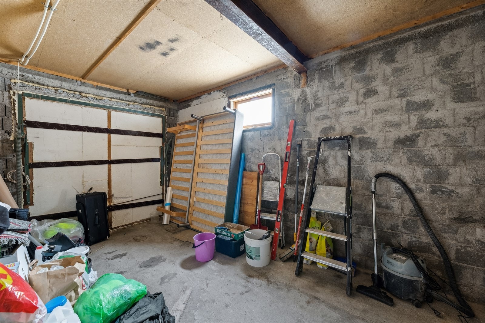 Garasjeporten fungerer ikke, så garasjen er pr i dag brukt som bod. Galleribilde