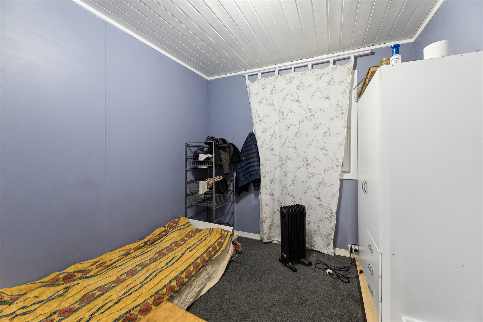 Rom i underetasje innredet som soverom. Ikke omsøkt/godkjent. Se pkt. ferdigattest. Galleribilde